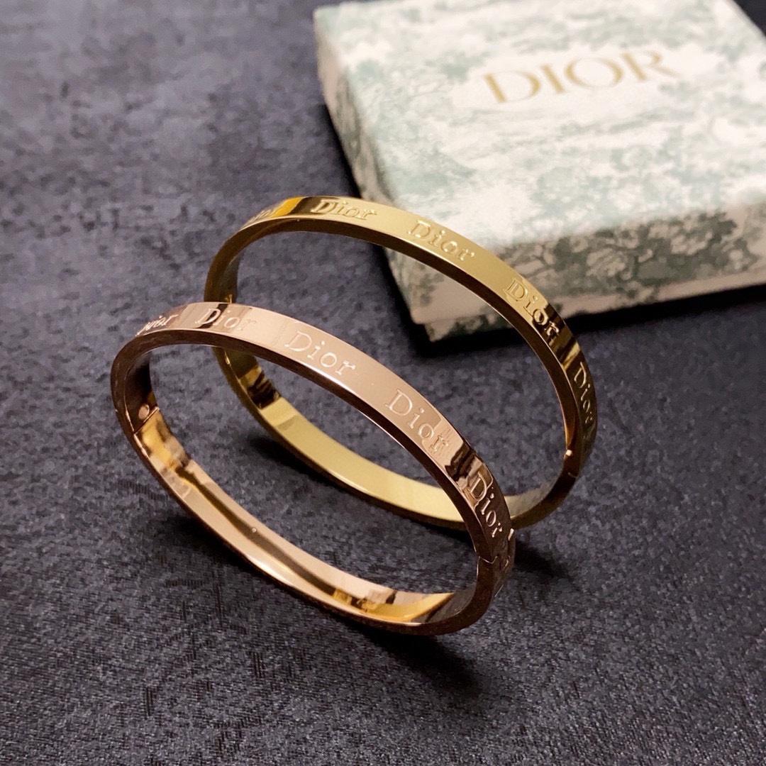 NO:108744,The new Dior Dior can be salty and sweet new color bracelet in the counter, the same 14K stainless steel color-retaining material with logo strap, any style is absolutely purple!  Dior This new bracelet is recently newly introduced. It is simple and elegant. It looks super white with your own bracelet. Bracelet. It looks super good to wear. It has a high-quality jewelry. Dior, Dior, Bracelet, Bracelet.19860909新品迪奥Dior可盐可甜新款颜色手镯专柜同款14K精钢保色材质带Logo叠带任何款式也是绝绝紫！dior这个新款镯子是最近新入的,比较简单大气白金配色超级显白可以和自己的手链啊手镯啊叠加佩戴超级好看,饰品精品,dior,dior,bracelet,bracelet,Jewelry