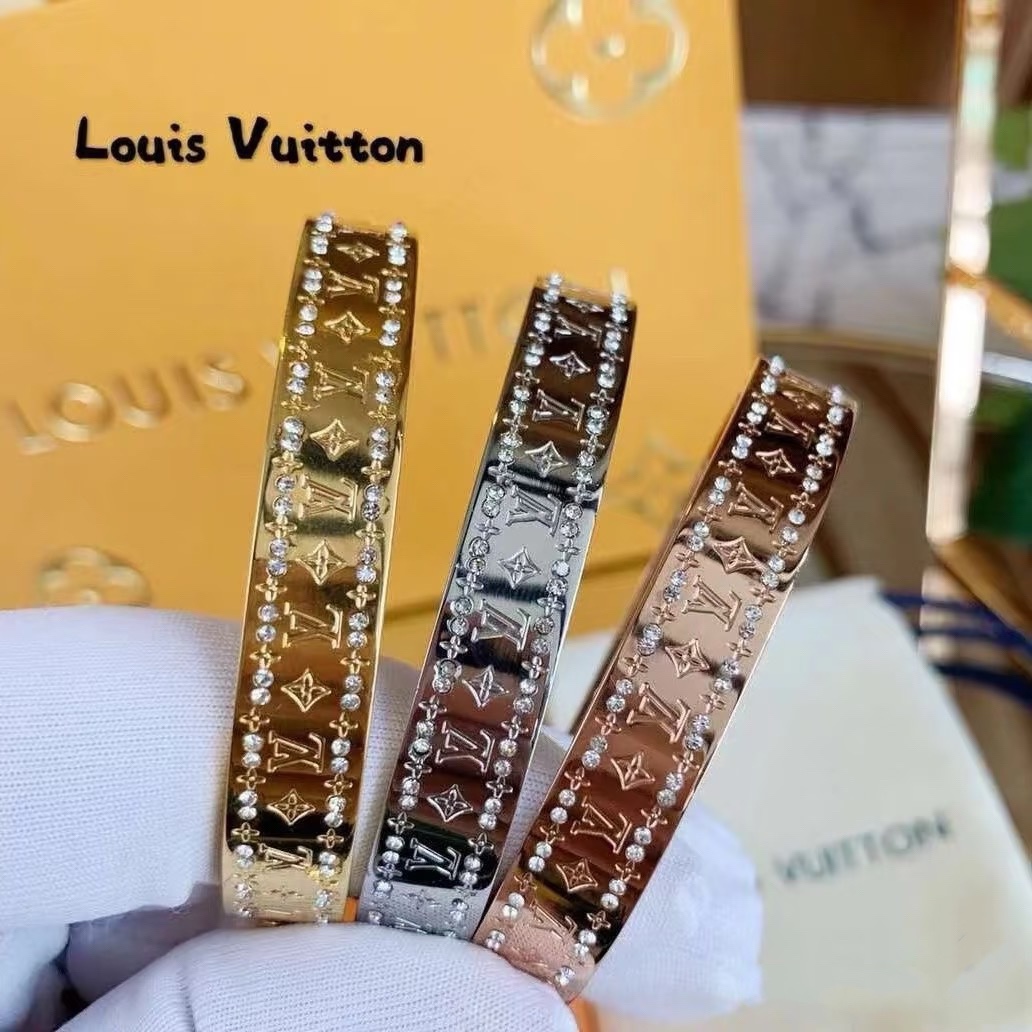 NO:108746,New product, original single product, LV neutral style, carved letters and diamond bracelets on both sides, Louis Vuitton, Louis Vuitton, counter consistent material, hot products shipped, unique design, retro avant-garde. The bracelet 14K seiko color protection version has been loved by MM since its launch, every color has its unique brilliance!  The effect is very good!  The smallest one!  More durable than ordinary models, beautiful skin tone, fine jewelry, louis vuitton, louis vuitton, louis vuitton, bracelet19860909新品 原单货 LV中性款两边雕刻字母镶钻手镯Louis Vuitton 路易威登 专柜一致材质 火爆款出货 设计独特 复古前卫.手镯14K精工保色版 从上市以来一直深受MM喜爱每一种颜色都有它独一无二的光彩！上手效果非常好看！最细小的一款！比普通款更耐看显肤色白皙,饰品精品,louis vuitton,louis vuitton,louis vuitton,bracelet,Jewelry
