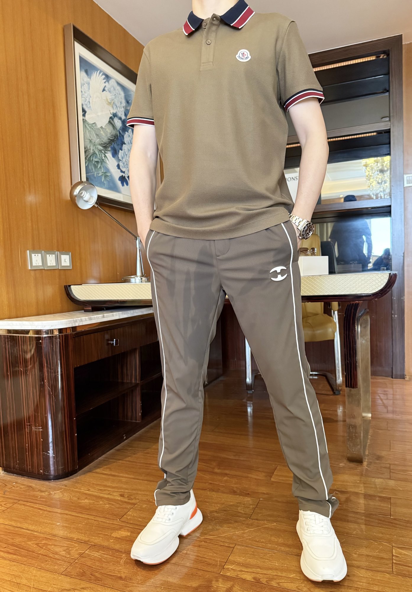 NO:129153,Mengkou-2025 counter latest hot-selling Polo, a London counter hot-selling product!  Selected Italian imported bead goblin cotton fabrics with the latest designs of the brand, the exquisite logo on the chest and the color-blocking embellishment on the collar show the style and upper body effect. The number of codes is 48-56 (model 173/130 wears 48, with Hong Kong Lane Crawford gift box packaging), Moncler, alexander wang19860909蒙口-2025专柜最新爆款Polo出货 伦敦专柜热销单品！精选意大利进口珠地精棉面料搭配品牌最新的设计,胸前的精致标志和领子上的拼色点缀彰显格调上身效果看得见.码数48-56（模特173/130穿48,配香港连卡佛礼盒包装）,,Moncler,alexander wang,Men's clothing