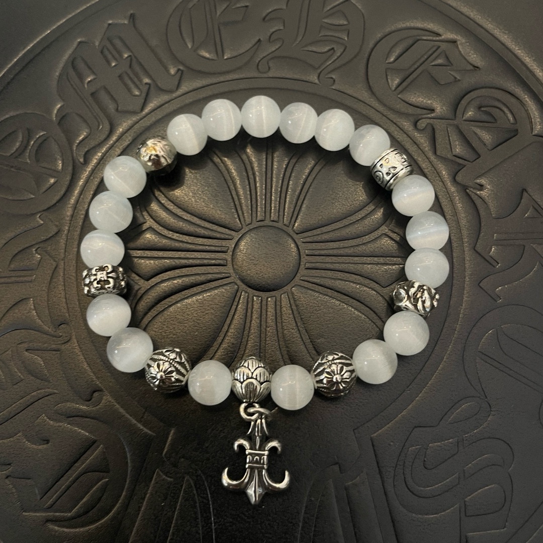 NO:107580,New [Counter Quality] Chrome Hearts Croxin Classic retro multi-element white cat eye bracelet Bracelet, different pattern design styles with concave and convex shapes, presenting unique cross Scout flowers are Croxin's ambitions, so they last longer. Genuine version of Chrome Hearts Croxin, differentiating the market ordinary light version, matching the quality of the version, looking at the details of the letter printing, retro old gray oxygen level. Seiko version!  !  !  Pure handmade ~ Authentic model opening must-have fashion and fashion, both men and women can wear it, same style for couples, original official website, rock punk style silver style, retro elements, trendy and versatile!  , jewelry boutique, chrome hearts, chrome hearts, bracelet19860909新款【专柜品质】Chrome Hearts克罗心 经典复古多元素白色猫眼石手链 手串,凹凸造型不同的花纹设计风格 呈现出与众不同 十字架 童军花是克罗心的志 所以更经久不衰 正品打版Chrome Hearts克罗心 区别市场普通轻版 对版对标品质 看字印细节 复古做旧灰氧程度.精工版本！！！ 纯手工打造 ～正品开模潮流时尚必备 男女均可佩戴 情侣同款 官网原版 摇滚朋克泰银风格 复古元素 潮流百搭！,饰品精品,chrome hearts,chrome hearts,bracelet,Jewelry