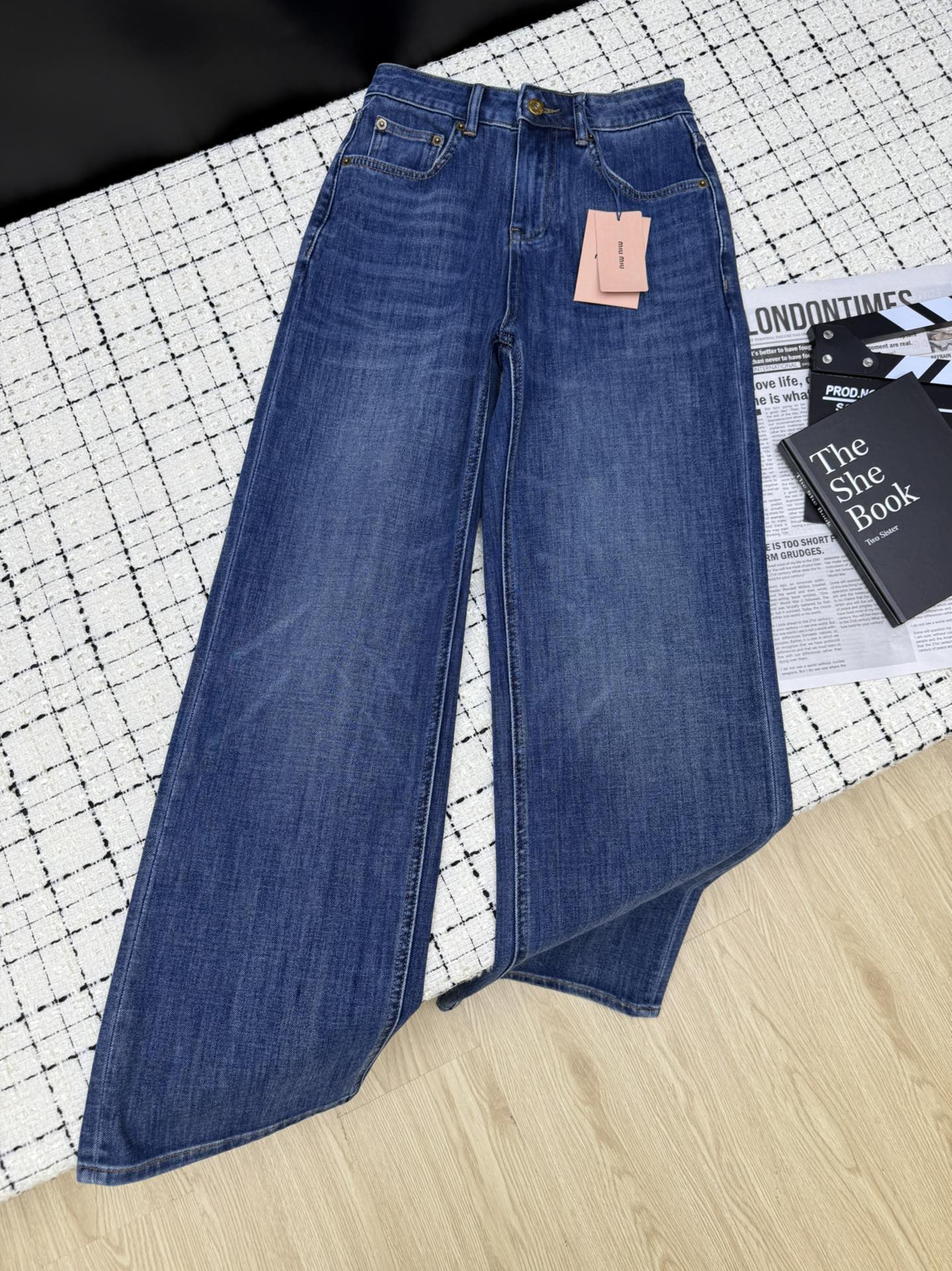 NO:327902,Miumi*25 new model, rear pocket metal logo straight jeans, fashionable, full of eye-catching print, super design, very recognizable, classic and durable, wash blue and versatile, the style is straight cut, not picky, easy to wear to create long legs, one color 36-38-40-42-44.,,miumiu,jeans,alexander wang19860909Miumi*25新款 后口袋金属logo直筒牛仔裤 时髦必备 满满吸睛感的印花 超有设计感 很有辨识度 经典耐看 洗水蓝又很百搭 版型是直筒剪裁 不挑人 轻松穿出长腿效果 一色36-38-40-42-44.,,miumiu,jeans,alexander wang,Women's clothing