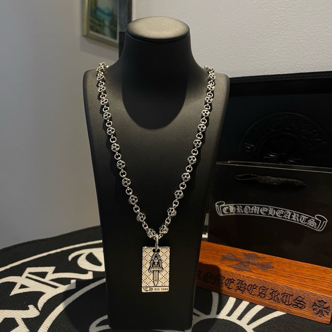 NO:107594,TikTok/Kuaishou/ins/Xiaohongshu/Live Hot, New [Counter Quality] Chrome Hearts Croxin Flower Ball Necklace, Square Sword Pendant, Concave and Convex and Convex Scout Flowers present unique to others Cross Scout Flowers are Croxin's ambitions, so they last longer. Genuine version of Chrome Hearts Croxin, different market light version, benchmark quality, look at the details of the letter printing, retro old gray oxygen level. Seiko version!  !  !  Pure handmade ~ Authentic model opening must-have fashion and fashion, both men and women can wear it, same style for couples, original official website, rock punk style silver style, retro elements, trendy and versatile!  , jewelry boutique, chrome hearts, chrome hearts, necklace19860909批 抖音/快手/ins/小红书/直播热门 ,新款【专柜品质】Chrome Hearts克罗心花球项链 ,方牌宝剑吊坠,凹凸造型不同的花纹设计风格 呈现出与众不同 十字架 童军花是克罗心的志 所以更经久不衰 正品打版Chrome Hearts克罗心 区别市场普通轻版 对版对标品质 看字印细节 复古做旧灰氧程度.精工版本！！！ 纯手工打造 ～正品开模潮流时尚必备 男女均可佩戴 情侣同款 官网原版 摇滚朋克泰银风格 复古元素 潮流百搭！,饰品精品,chrome hearts,chrome hearts,necklace,Jewelry