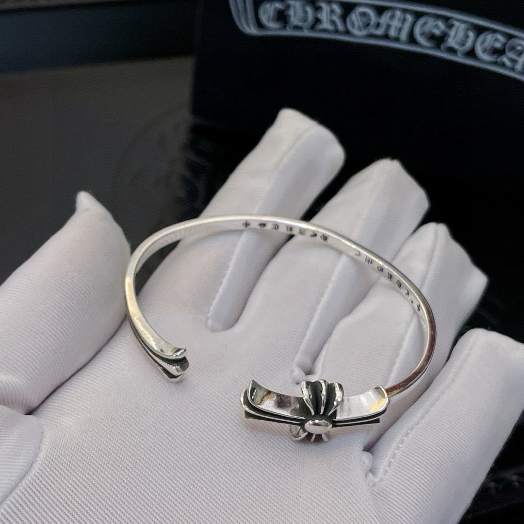 NO:113014,Batch of the counter quality Chrome Hearts Croxin Classic retro cross opening bracelet with different concave and convex shapes presents unique styles Cross Scout flowers are Croxin's ambitions, so they last longer. Genuine version Chrome Hearts Croxin necklaces are the ordinary light version of the market. The quality is benchmarked against the quality of the text and print details. The degree of retro old gray oxygen. Seiko version!  !  !  Pure handmade ~ Authentic model opening must-have fashion and fashion, both men and women can wear it, same style for couples, original official website, rock punk style silver style, retro elements, trendy and versatile!  , jewelry boutique, chrome hearts, chrome hearts, necklace, bracelet19860909批 专柜品质Chrome Hearts克罗心 经典复古十字架开口手镯 凹凸造型不同的花纹设计风格 呈现出与众不同 十字架 童军花是克罗心的志 所以更经久不衰 正品打版Chrome Hearts克罗心项链区别市场普通轻版 对版对标品质 看字印细节 复古做旧灰氧程度.精工版本！！！ 纯手工打造 ～正品开模潮流时尚必备 男女均可佩戴 情侣同款 官网原版 摇滚朋克泰银风格 复古元素 潮流百搭！,饰品精品,chrome hearts,chrome hearts,necklace,bracelet,Jewelry