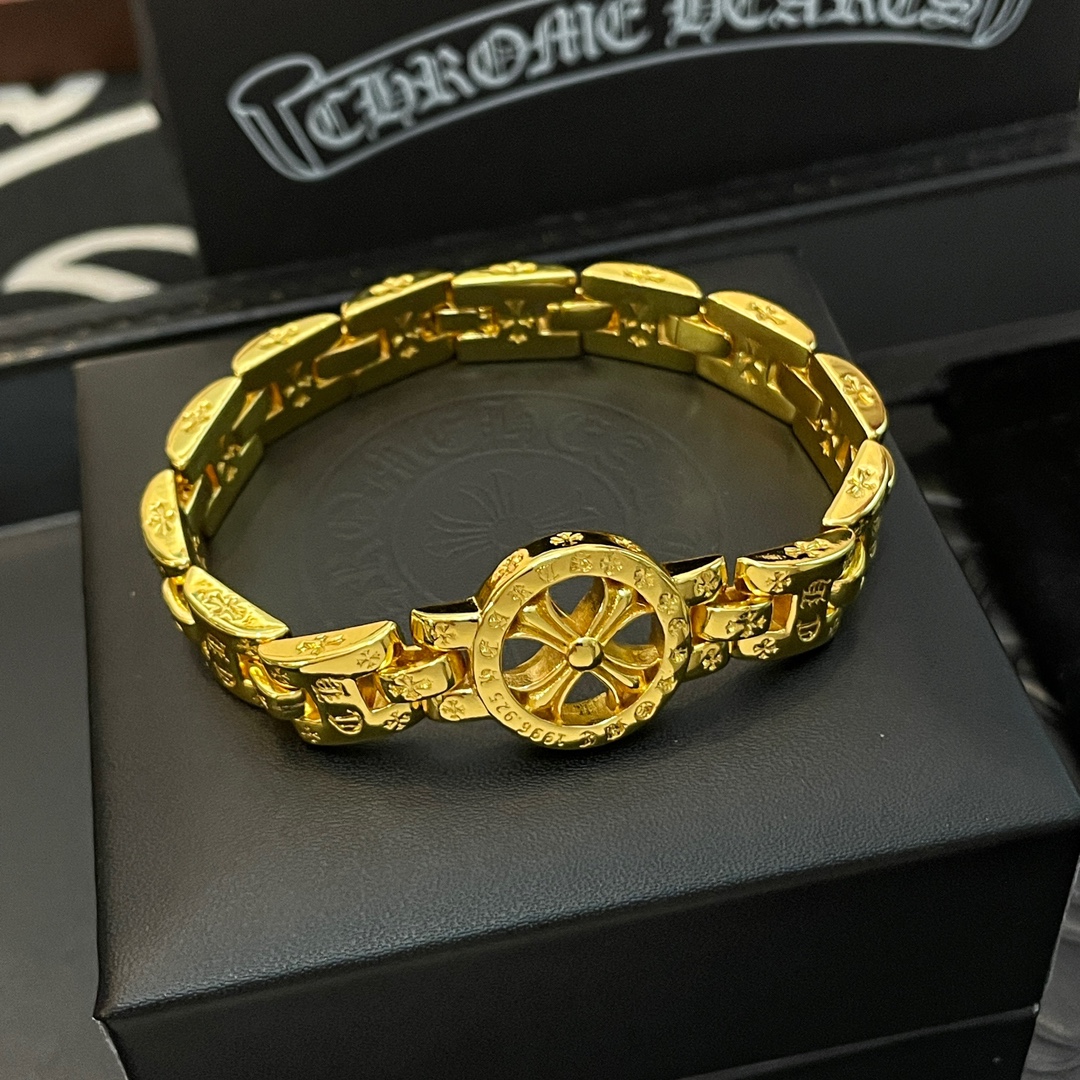 NO:113020,[Counter Quality] Chrome Hearts Croxin classic gold strap bracelet with different concave and convex shapes presents unique styles Cross Scout flowers are Croxin's ambitions, so they last longer. Genuine version of Chrome Hearts Croxin, differentiated from the market, benchmarked on the quality of the version, looked at the details of the letter printing, retro, old gray oxygen level. Seiko version!  !  !  Pure handmade ~ Authentic model opening must-have fashion and fashion, both men and women can wear it, same style for couples, original official website, rock punk style silver style, retro elements, trendy and versatile!  , jewelry boutique, chrome hearts, chrome hearts, bracelet, gold19860909【专柜品质】Chrome Hearts克罗心经典黄金色表带手链 凹凸造型不同的花纹设计风格 呈现出与众不同 十字架 童军花是克罗心的志 所以更经久不衰 正品打版Chrome Hearts克罗心 区别市场普通轻版 对版对标品质 看字印细节 复古做旧灰氧程度.精工版本！！！ 纯手工打造 ～正品开模潮流时尚必备 男女均可佩戴 情侣同款 官网原版 摇滚朋克泰银风格 复古元素 潮流百搭！,饰品精品,chrome hearts,chrome hearts,bracelet,gold,Jewelry