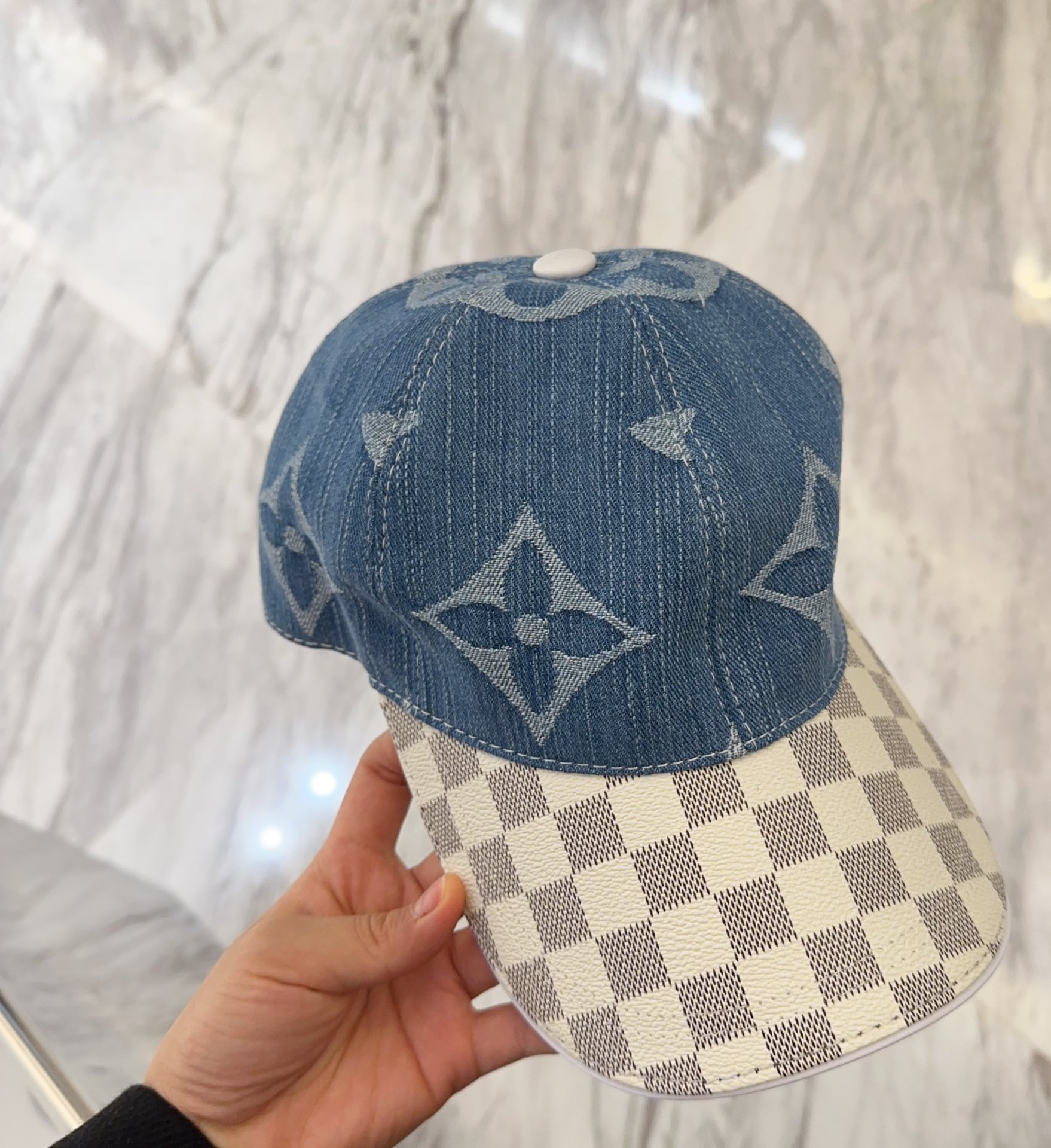 


LV路易威登，经典原单棒球帽， LV真皮压花，专柜常年热卖款，口碑极佳，11开模订制，原版头层牛皮