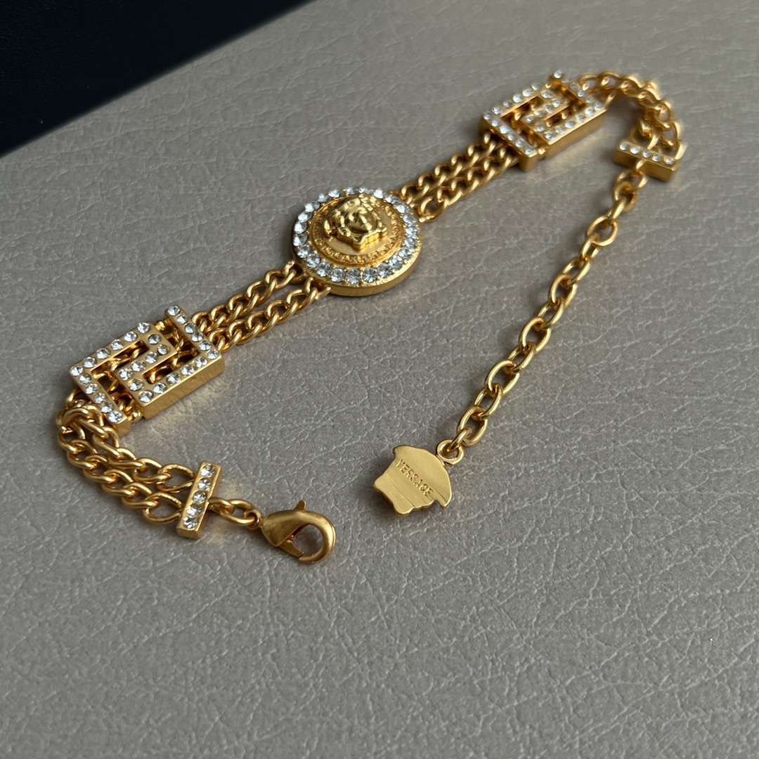 Luxury Italian Brand Van Sage: Mythical Medusa Bracelets and Unique Fashion Empire - 图片 6