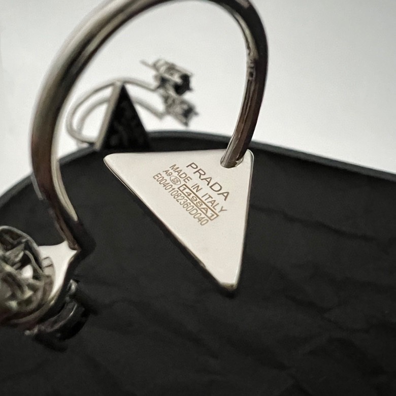 【p95 】PRADA 普拉达 三角形 耳钉 爆款新品 精致耐看 华丽登场，整体细节非常令人惊喜，典雅而时尚，突显法式高雅气息。