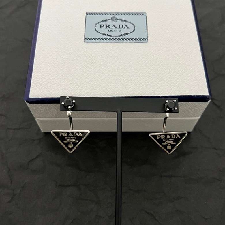 【p95 】PRADA 普拉达 三角形 耳钉 爆款新品 精致耐看 华丽登场，整体细节非常令人惊喜，典雅而时尚，突显法式高雅气息。