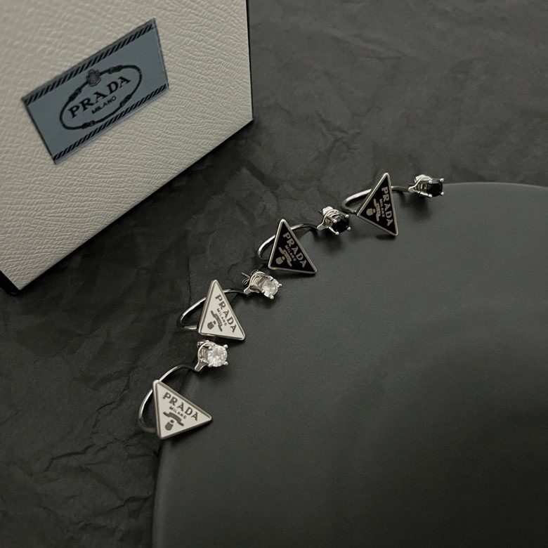 【p95 】PRADA 普拉达 三角形 耳钉 爆款新品 精致耐看 华丽登场，整体细节非常令人惊喜，典雅而时尚，突显法式高雅气息。