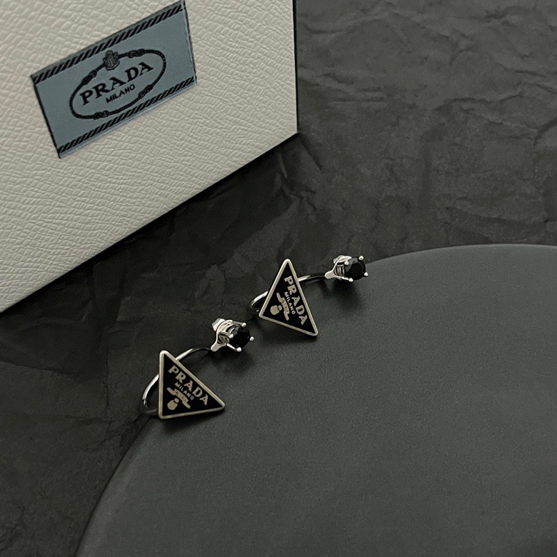 【p95 】PRADA 普拉达 三角形 耳钉 爆款新品 精致耐看 华丽登场，整体细节非常令人惊喜，典雅而时尚，突显法式高雅气息。