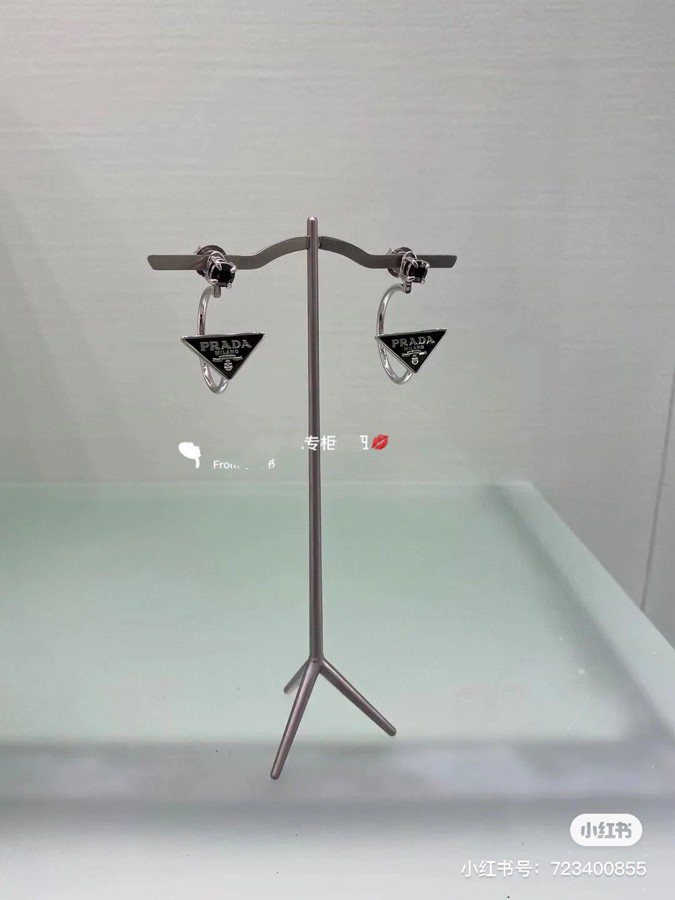 【p95 】PRADA 普拉达 三角形 耳钉 爆款新品 精致耐看 华丽登场，整体细节非常令人惊喜，典雅而时尚，突显法式高雅气息。