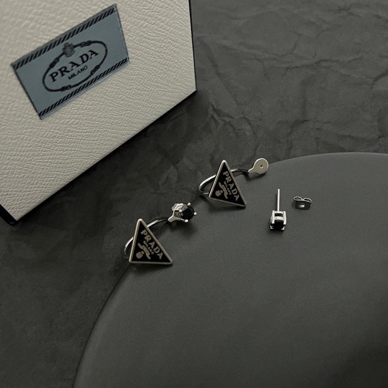 【p95 】PRADA 普拉达 三角形 耳钉 爆款新品 精致耐看 华丽登场，整体细节非常令人惊喜，典雅而时尚，突显法式高雅气息。