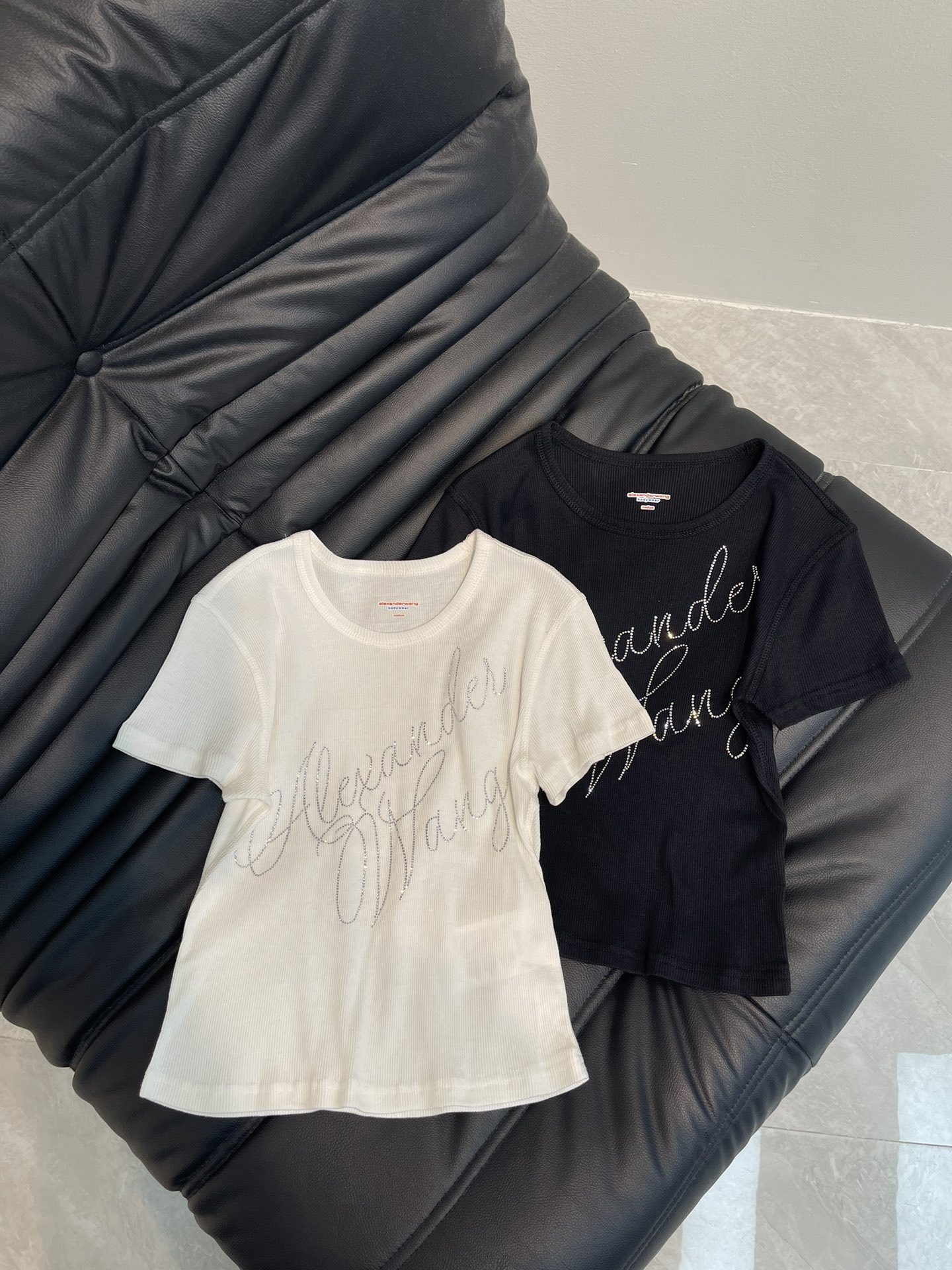 NO:318724,Alexanderwan* hot diamond letter LOGO short-sleeved T-shirt, this hot diamond letter LOGO short-sleeved short-sleeved shirt is definitely the focus of summer. It is pure white tone, simple and yet high-end. Whether worn alone or as a base, it can easily make you the brightest baby on the street. The sexy waist-hugging design perfectly shows your slim waist. At the same time, the embellishment of hot diamonds adds a sense of luxury, making the overall shape more fashionable and charming. The design that fits the body can well outline the beautiful curves of the female body and make you full of confidence. How can such short sleeves not make people feel moved?  SML, T-shirt,tees,t-shirt,alexander wang19860909Alexanderwan*烫钻字母LOGO短袖T恤,这款烫钻字母LOGO短袖,绝对是夏日里的焦点所在,纯白色调,简约又不失高级感,无论是单穿还是作为打底,都能让你轻松成为街头最亮的崽,性感收腰设计,完美展现你的小蛮腰,同时烫钻的点缀增添了一份奢华感,让整体造型更显时尚魅力,贴合身形的设计,能够很好地勾勒出女性身形的优美曲线,让你自信满满,这样的短袖,怎能不让人心动呢？码数SML,,T-shirt,tees，t-shirt,alexander wang,Women's clothing