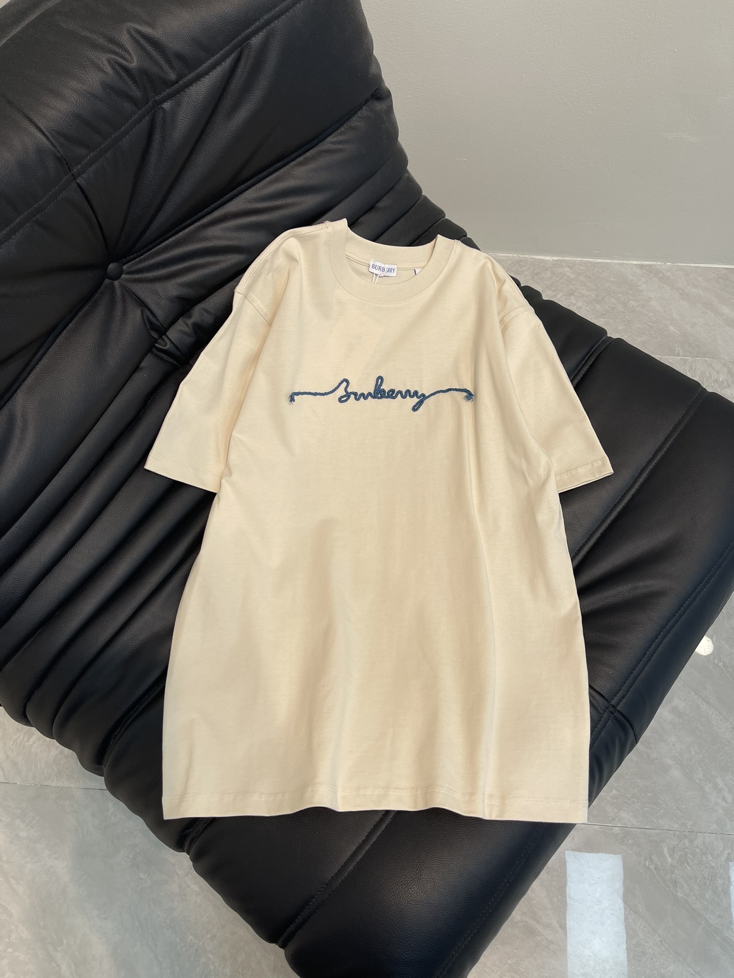 NO:318722,Burberr*25 Spring and Summer New BBR* three-dimensional embroidered letter short-sleeved T-shirt Customized YB native cotton material breathable and comfortable, full texture Loose T-shirt cut highlights the brand's style Made of gram-weight pure cotton, slightly elastic, and slimming visual effect The iconic letter logo on the chest outlines the floral effect through three-dimensional embroidery rope knot The brand's own fashion sense is instantly created to create a age-reducing style at will. The inner wear is brilliant and fashionable. SML, burberry, T-shirt, tees, t-shirt, alexander wang19860909Burberr*25春夏新款BBR*立体刺绣字母短袖T恤 定制YB原生全棉材质 透气舒适 质感十足 宽松T恤裁剪 凸显品牌格调 采用克重纯棉制成 略带有弹力 呈现显瘦视觉效果 胸前标志性字母徽标 通过立体刺绣绳结勾勒出花体效果 品牌自带的时尚感立现 随心打造减龄风格 单穿内搭都出彩时髦 SML,,burberry,T-shirt,tees，t-shirt,alexander wang,Women's clothing