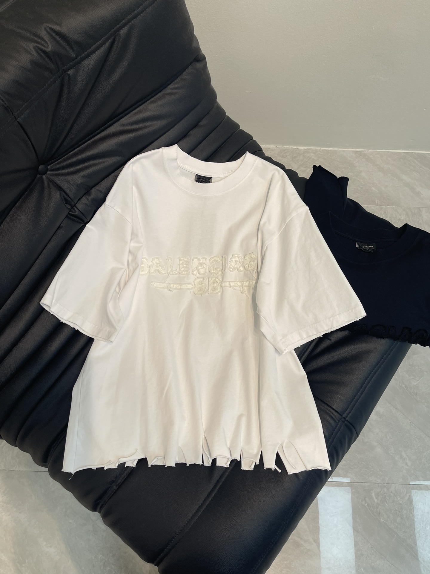 NO:318720,Balenciag*25 spring and summer new style cut-edged old letter short-sleeved T-shirt Customized YB native cotton material breathable and comfortable, full texture Loose T-shirt cut highlights the brand style Made of gram-weight pure cotton, slightly elastic, presents a slimming visual effect Aged three-dimensional letter logo on the chest Multiple worn hair treatment echoes the cut teeth edge hem showing personality charm Highlights the brand fashion sense Full of creativity Brand personality design full of design, and the inner wear is brilliant and fashionable SML,,balenciaga,T-shirt,tees,t-shirt,alexander wang19860909Balenciag*25春夏新款剪边作旧字母短袖T恤 定制YB原生全棉材质 透气舒适 质感十足 宽松T恤裁剪 凸显品牌格调 采用克重纯棉制成 略带有弹力 呈现显瘦视觉效果 胸前做旧立体字母徽标 多重磨毛做旧处理与裁剪齿边衣摆呼应 彰显个性魅力 凸显品牌时尚感 充满创意 品牌个性设计感拉满 单穿内搭都出彩时髦 SML,,balenciaga,T-shirt,tees，t-shirt,alexander wang,Women's clothing