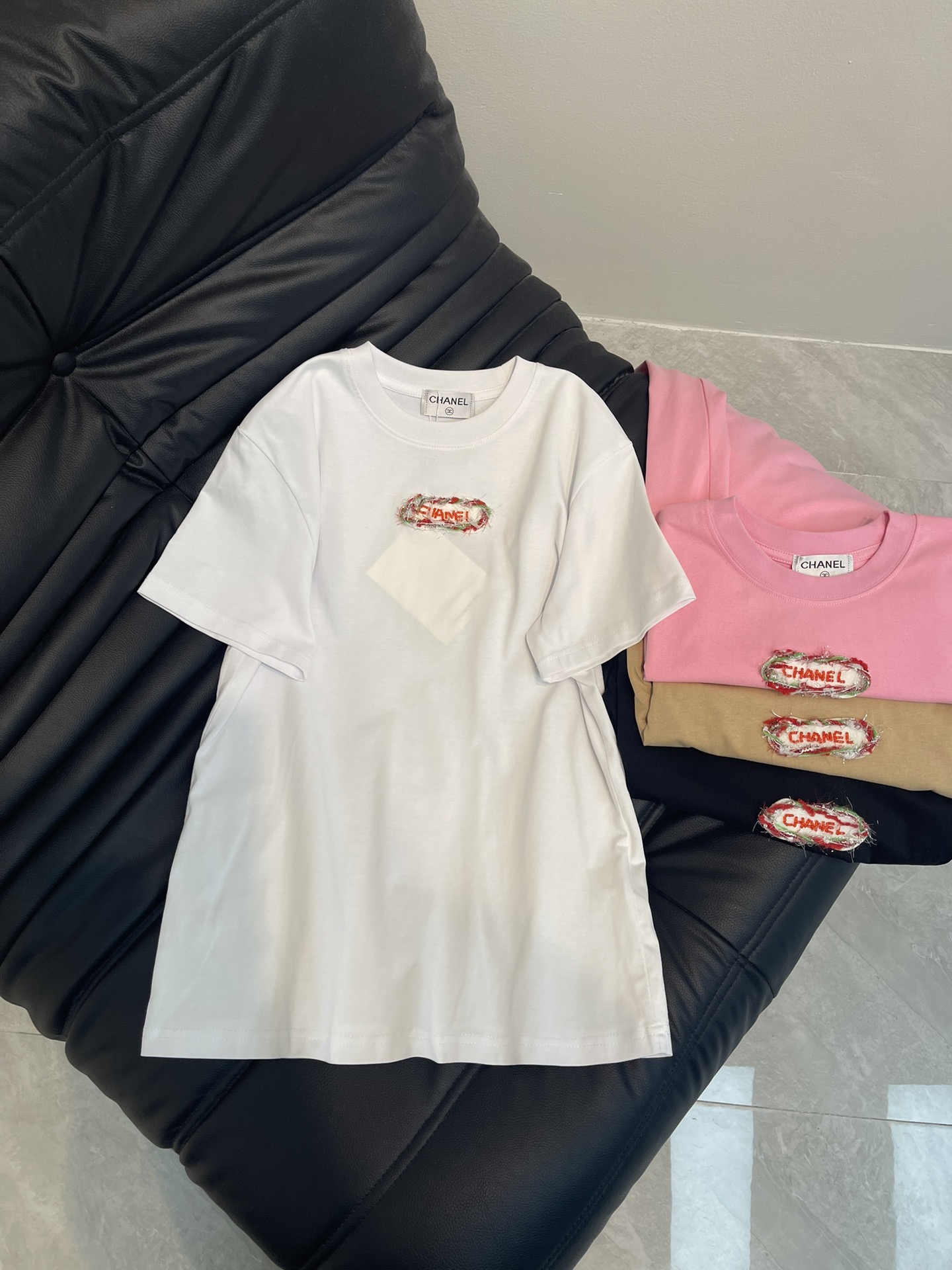 NO:318730,Chane*25 spring and summer new heavy industry beaded embroidered short-sleeved T-shirt. Imported pure cotton fabric, the classic style is versatile and not picky, and the upper body is very beautiful!  SML, chanel, T-shirt,tees, t-shirt,alexander wang19860909Chane*25春夏新款重工钉珠刺绣短袖T恤.进口纯棉面料,经典版型百搭不挑人,上身非常漂亮！SML,,chanel,T-shirt,tees，t-shirt,alexander wang,Women's clothing