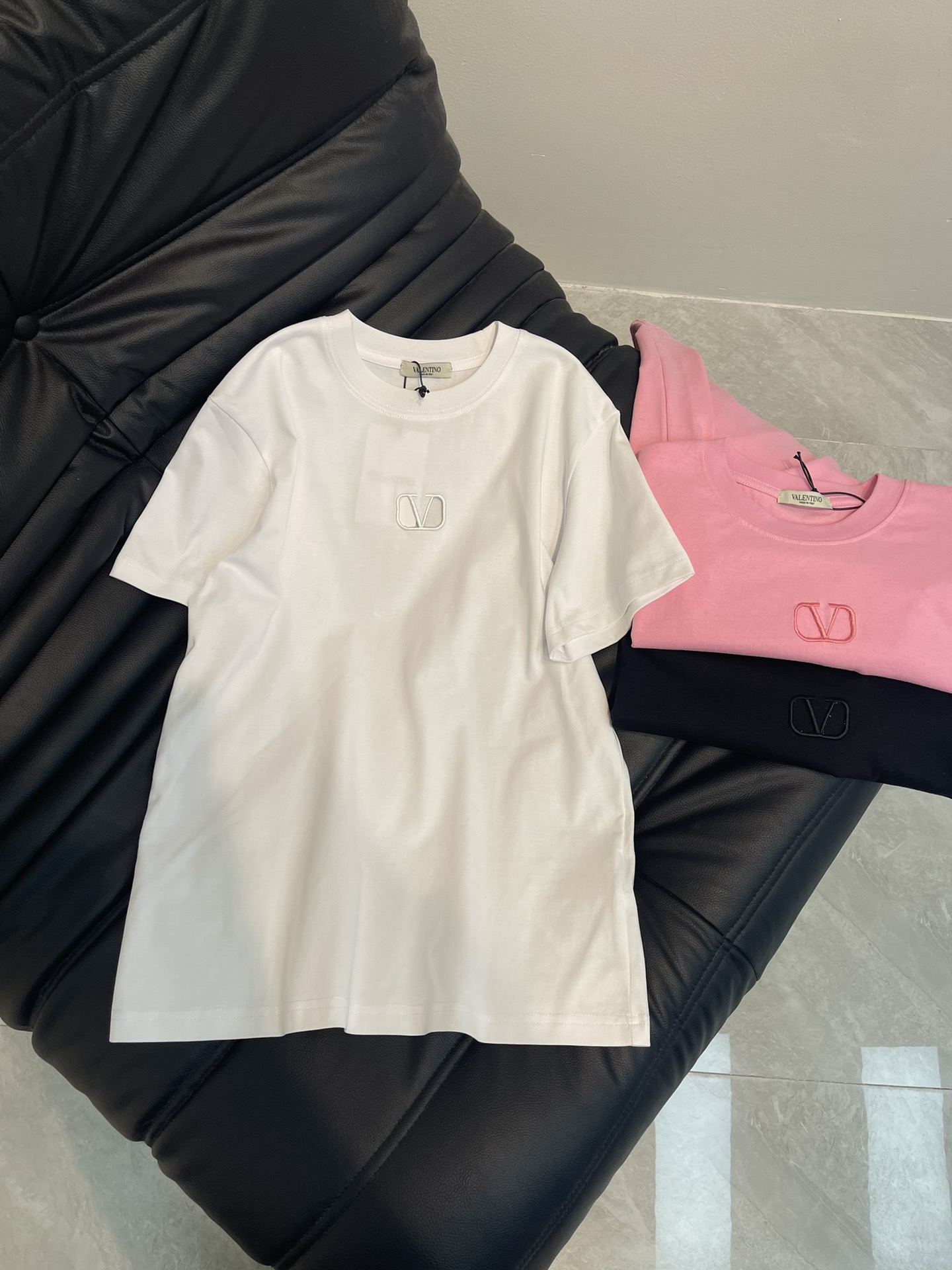 NO:318728,Val*25 spring and summer new hollow DVD short-sleeved T-shirt, imported pure cotton fabric, classic style versatile and not picky, and the upper body is very beautiful!  SML, T-shirt,tees,t-shirt,alexander wang19860909Val*25春夏新款镂空DVD短袖T恤,进口纯棉面料,经典版型百搭不挑人,上身非常漂亮！SML,,T-shirt,tees，t-shirt,alexander wang,Women's clothing