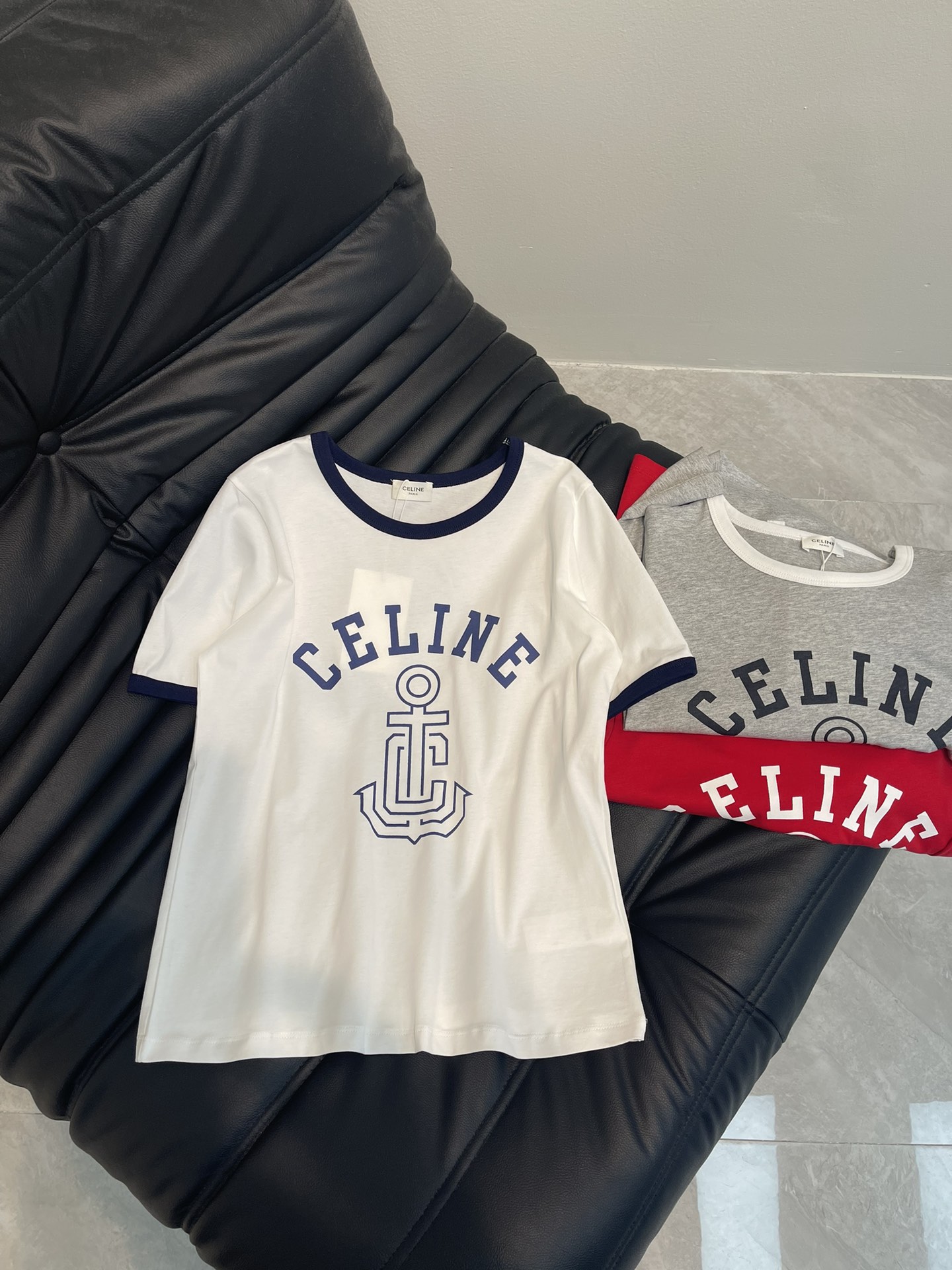 NO:318733,Celin*25 spring and summer new contrast printed short-sleeved T-shirt with exquisite style and huge slim upper body!  Customized latest letter prints Low-key luxury!  A must-have item for fashionable things unlocks all outfits!  Determine the quality of my home!  Classic items are fashionable and high-end, and the classic style is versatile and not picky!  SML, celine, T-shirt,tees, t-shirt,alexander wang19860909Celin*25春夏新品撞色印花短袖T恤 精致版型上身巨显瘦！ 定制最新字母印花 低调奢华！ 时髦精必备单品解锁所有穿搭！ 认准我家品质！经典单品时髦又高级 经典版型百搭不挑人！ SML,,celine,T-shirt,tees，t-shirt,alexander wang,Women's clothing