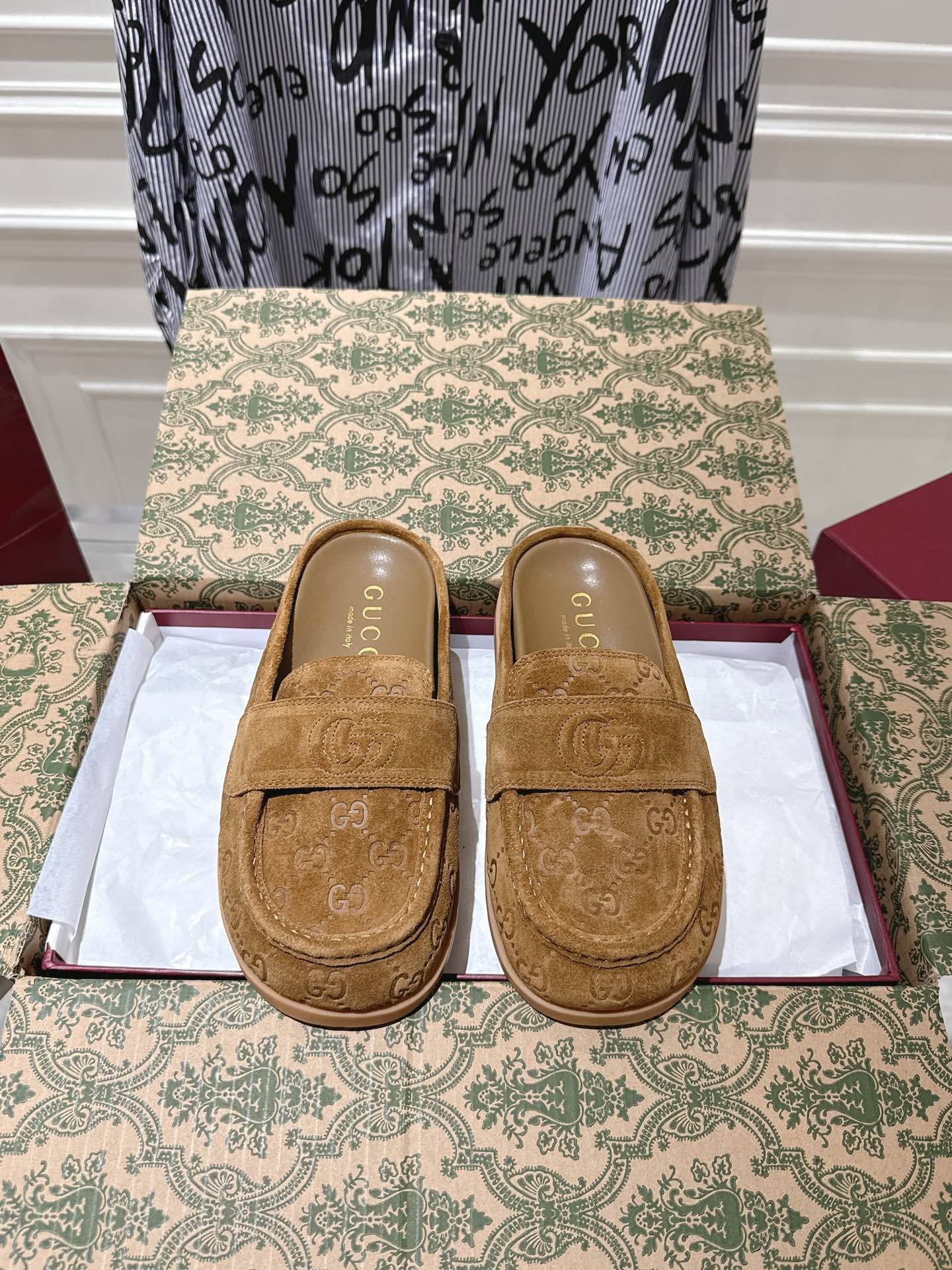 NO:231712,The complete set of aircraft boxes for the counter is equipped with Gucci2025 official website new semi-tork. One-foot-treaded shoes are purchased and developed and created by Zp, all customized materials, exclusive mold opening sole, all details are shipped together, and even the packaging is the same as the genuine one. Number of sizes: women 35-40, semi-tork, gucci19860909出配专柜全套飞机盒 Gucci2025官网新款半拖 一脚蹬整双鞋子采购Zp开发打造,全部定制材料,独家开模大底,细节全部对版出货,连包装也做到跟正品一样.码数:女35-40,半拖,gucci,Women's Shoes