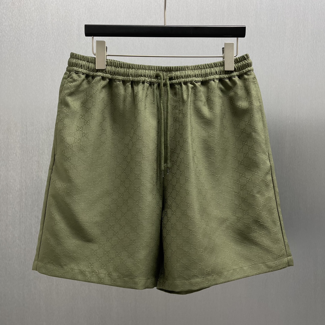 🧧Pantalones cortos casuales de color verde oliva con doble G de GU Talla: S-XL. Estos pantalones cortos adoptan un ton…