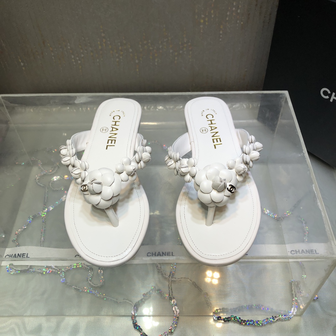 NO:241821,Chane*2025 spring and summer camellia clip-toe sandals!  Top quality: pure handmade full leather three-dimensional castor flowers~ made with heavy industry~ dozens of uppers are inlaid with the whole pair of uppers, which are super sweet and versatile!  The flip-flop style is so summery!  Imported mixed-bred sheepskin upper, inner sheepskin, sole, Italian genuine leather sole, heel height 1cm, size 35-39 [40.41 customized], split-toe shoes, chanel, slippers, sheepskin19860909出Chane＊2025春夏山茶花夹趾凉拖鞋！顶级品质 纯手工全真皮立体制作山茶花～重工打造～整对鞋面镶嵌几十朵 上脚超甜美又百搭！人字拖风格好有夏天感觉！ 鞋面进口混种羊皮 内里羊皮里 鞋底意大利真皮底 跟高1cm 码数35-39〔40.41定做〕,分趾鞋,chanel,slippers,sheepskin,Women's Shoes