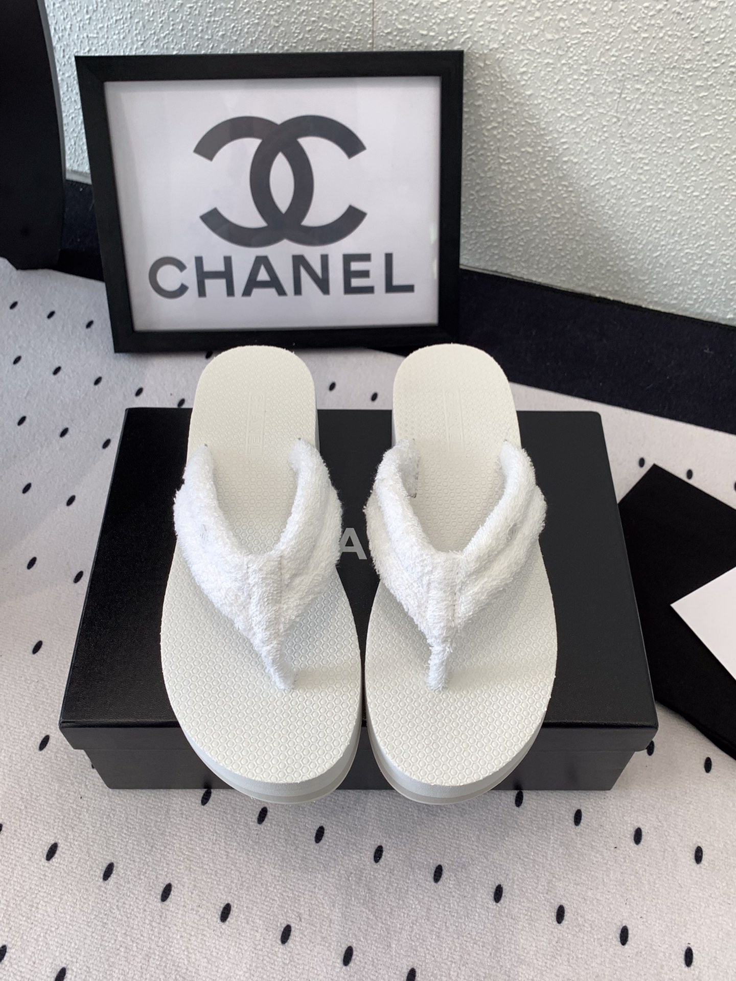 NO:247679,Chanel early spring new clip-toe flip flops, high-version shipment, very fairy on the feet, soft, comfortable and casual, fairy essential items, imported towel material upper original mold open sole Size: 35-40, split-toe shoes, chanel, slippers19860909Chanel早春新款夹趾人字拖鞋 高版本出货 上脚非常仙女 柔软舒适休闲 仙女必备单品 进口毛巾料鞋面原版开模大底 Size: 35-40,分趾鞋,chanel,slippers,Women's Shoes