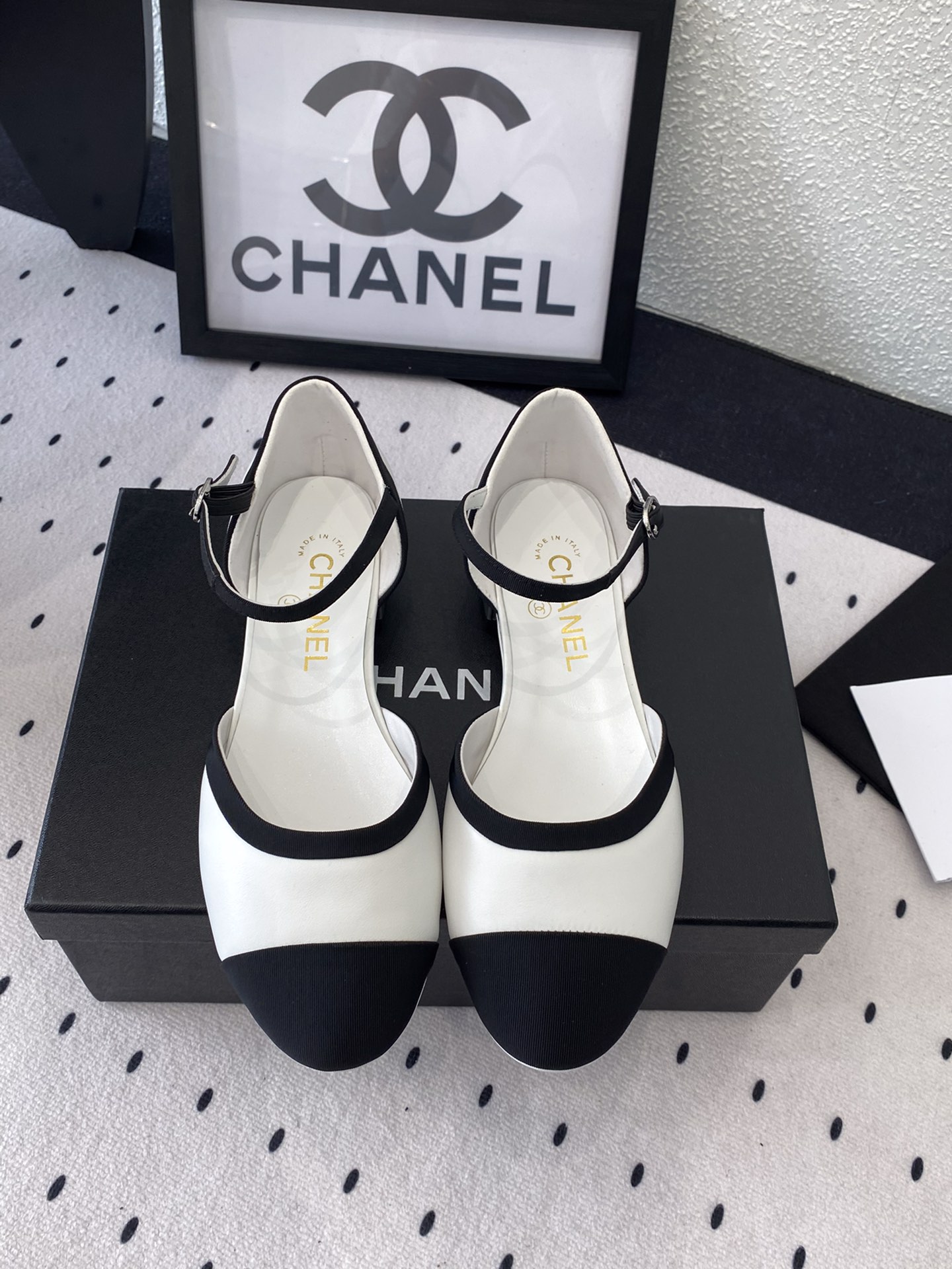 NO:247674,Chanel new early spring hollow sandals, high-version shipment, popular pictures on major social platforms, texture is very soft and comfortable on the feet, original imported sheepskin, mixed-bred sheepskin lining, Italian leather outsole Size35-40 (40 41 custom made), sandals, chanel, sandals, sheepskin, Leather soles19860909Chanel新款早春中空凉鞋 高版本出货 各大社交平台热门晒图质感上脚是非常柔软舒服的 原版进口羊皮 混种羊皮内里 意大利真皮大底 Size35-40（40 41定做）,凉鞋,chanel,sandals,sheepskin,Leather soles,Women's Shoes