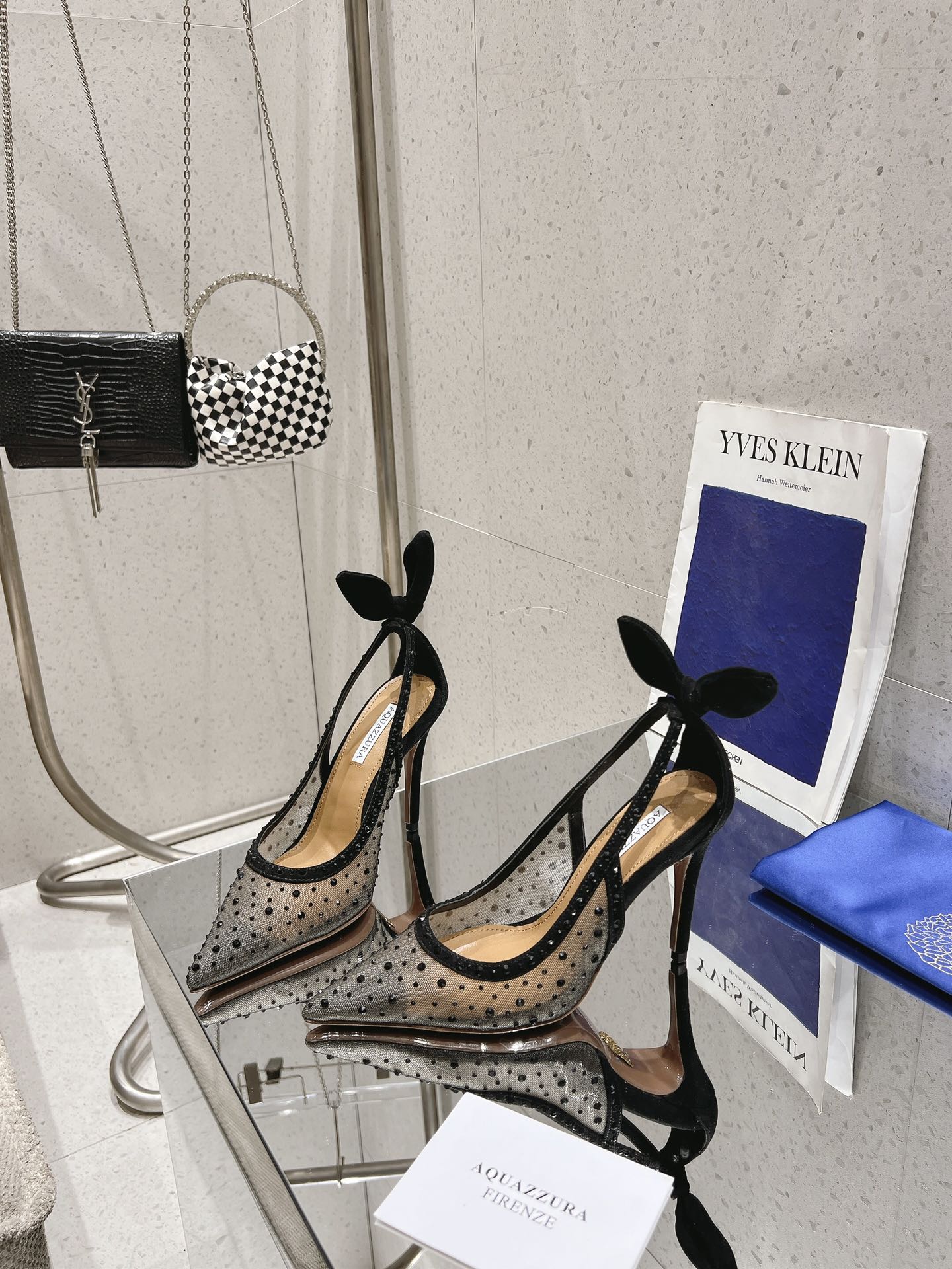 NO:420511,'q' 2025SS Spring and summer new models are available in large quantities. The exquisite shoe last and the heel are very special rabbit ear design, which is very eye-catching. Original replica, top quality!  The upper uses top-quality mesh hot diamonds, making the feet feel super comfortable!  The shop owner decisively keeps himself the essentials for this season. All the fashion bloggers are wearing it!  Highly recommended This model is added to the traditional Gianvito sandals. It looks very beautiful this year. It can show the elegant lines of the foot. Upper, mesh diamond, lining: sheepskin, sole, Italian leather outsole, heels, plateau version 10.5cm Shoe size: 35-42 (35.40.41.42 custom-made, non-return, exchange), high heels, sandals, high heels, sheepskin, Leather soles19860909「q」2025SS 春夏新款大量上新  精致的鞋楦,后跟很特别的兔耳朵设计,很吸引人眼球 原版复刻,顶级品质！鞋面采用顶级网纱烫钻,脚感超级舒适！店主果断自留这个季节必备ins时尚博主都在穿它！强烈推荐 这款在传统Gianvito一凉鞋的基础上加入了今年最流行的上脚非常好看 能够展现足部的优雅线条, 鞋面 网纱钻 衬里: 羊皮 鞋底意大利真皮大底 跟高原版10.5cm 鞋码: 35-42(35.40.41.42定做不退换),高跟鞋凉鞋,sandals,high heels,sheepskin,Leather soles,Women's Shoes