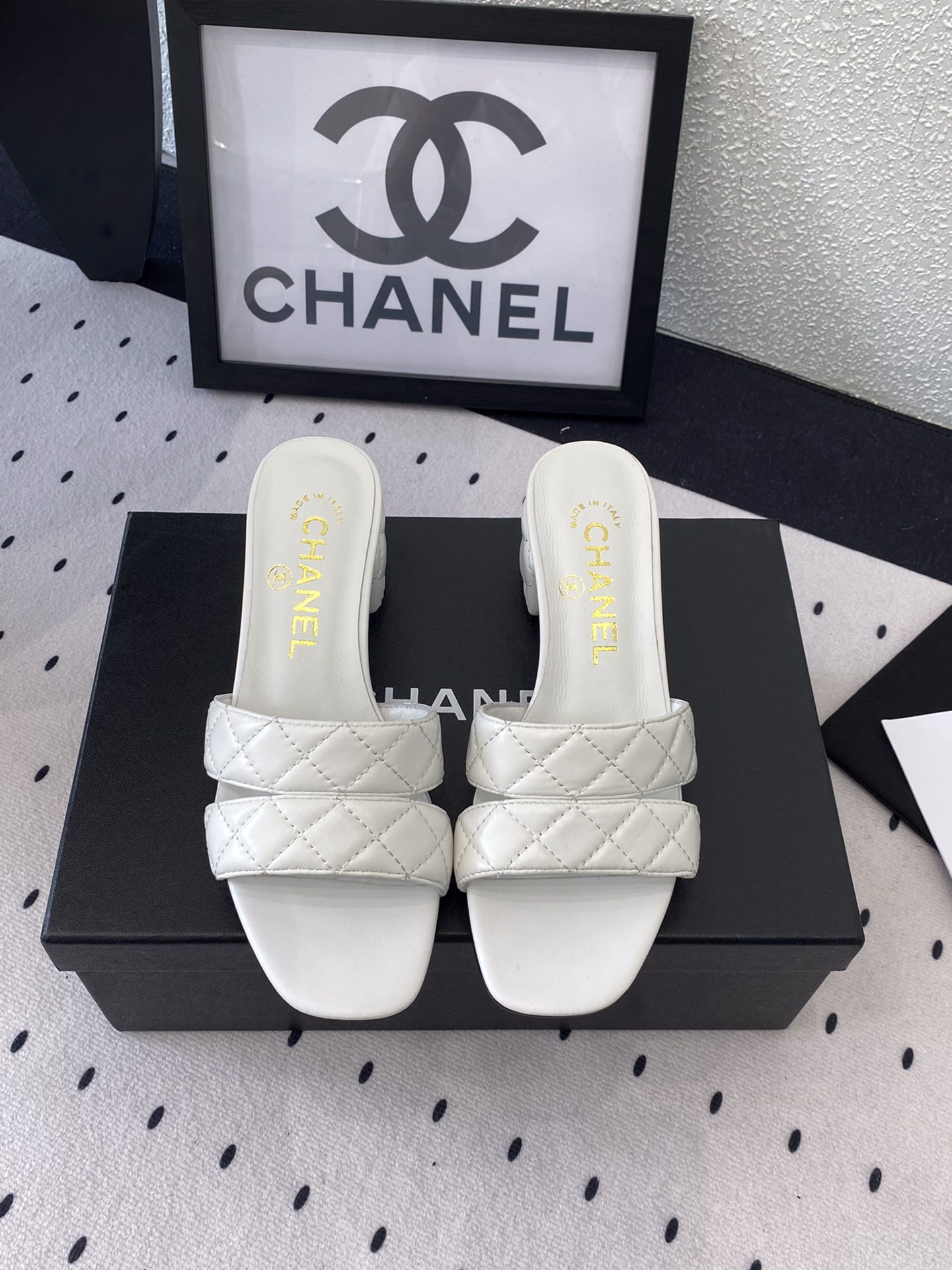 NO:247669,Chanel new early spring slippers, high-version shipment, popular pictures on major social platforms, texture is very soft and comfortable on the feet. Original imported sheepskin, mixed-bred sheepskin footbed, Italian genuine leather soles Size35-39 (40 41 custom made), slippers, chanel, slippers, sheepskin, Leather soles19860909Chanel新款早春拖鞋 高版本出货 各大社交平台热门晒图质感上脚是非常柔软舒服的 原版进口羊皮 混种羊皮垫脚 意大利真皮大底 Size35-39（40 41定做）,拖鞋,chanel,slippers,sheepskin,Leather soles,Women's Shoes