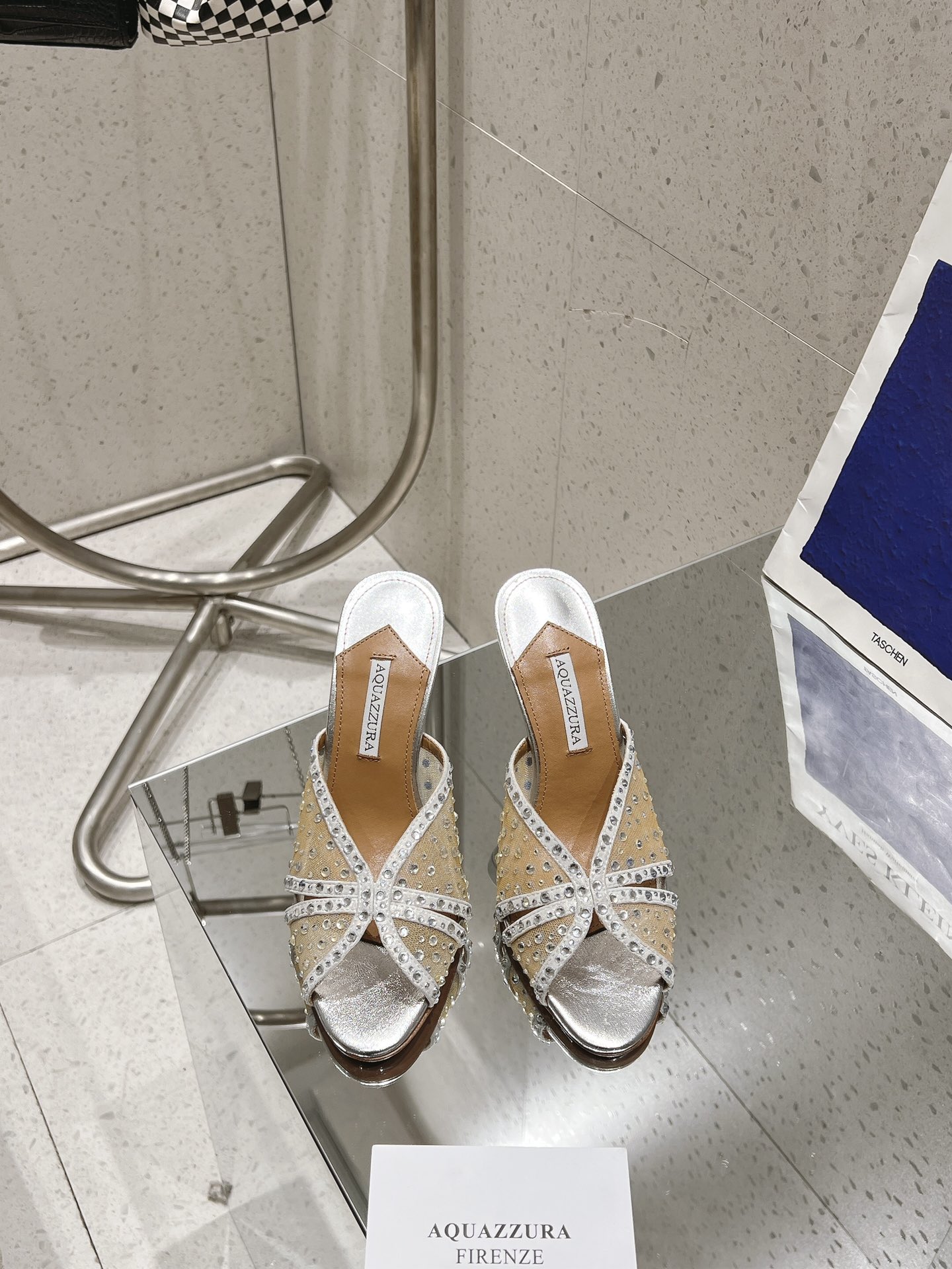 NO:420498,'q' 2025 mesh diamond series, new models in all seasons, are available in large quantities. This pair of rhinestone high-heeled fish-mouth sandals mesh paired with Swarovski diamonds is simply a charming magic shoes!  The playfulness of the fish mouth, the mystery of the mesh, and the dazzling light of the Swarovski diamonds, everything is just right. The outsole gold iconic pineapple micro-label gives the item rich brand connotation and luxurious appearance. The single leather upsole sheepskin insole, the creation is beautiful, smooth and comfortable to put on the feet. A must-have for fashionable and exquisite style. - MATERIAL Material The upper is original custom mesh and ironing. Foot pad: sheepskin, outsole, Italian leather outsole, heel height 10.5cm Shoe size: 35-42 (35.40.41.42 custom-made, no return or exchange), high heels, high heels, slippers, sheepskin, Leather soles19860909「q」2025网纱钻系列四季新款大量上新 这双水钻高跟鱼嘴凉鞋网搭配施华洛奇钻,简直是魅力的魔法鞋！鱼嘴的俏皮,网面的神秘,再加上施华洛奇钻的璀璨光芒,一切都恰到好处. 大底金色标志性菠萝微标赋予单品丰富的品牌内涵与奢华的外观,单品真皮大底羊皮鞋垫,创作即外观线条优美流畅又上脚舒适,时髦精必入款. - MATERIAL 材质  鞋面原版定制网纱烫钻 脚垫: 羊皮 大底意大利真皮大底 跟高10.5cm 鞋码: 35-42 (35.40.41.42定做不退换),高跟鞋拖鞋,sandals,high heels,slippers,sheepskin,Leather soles,Women's Shoes