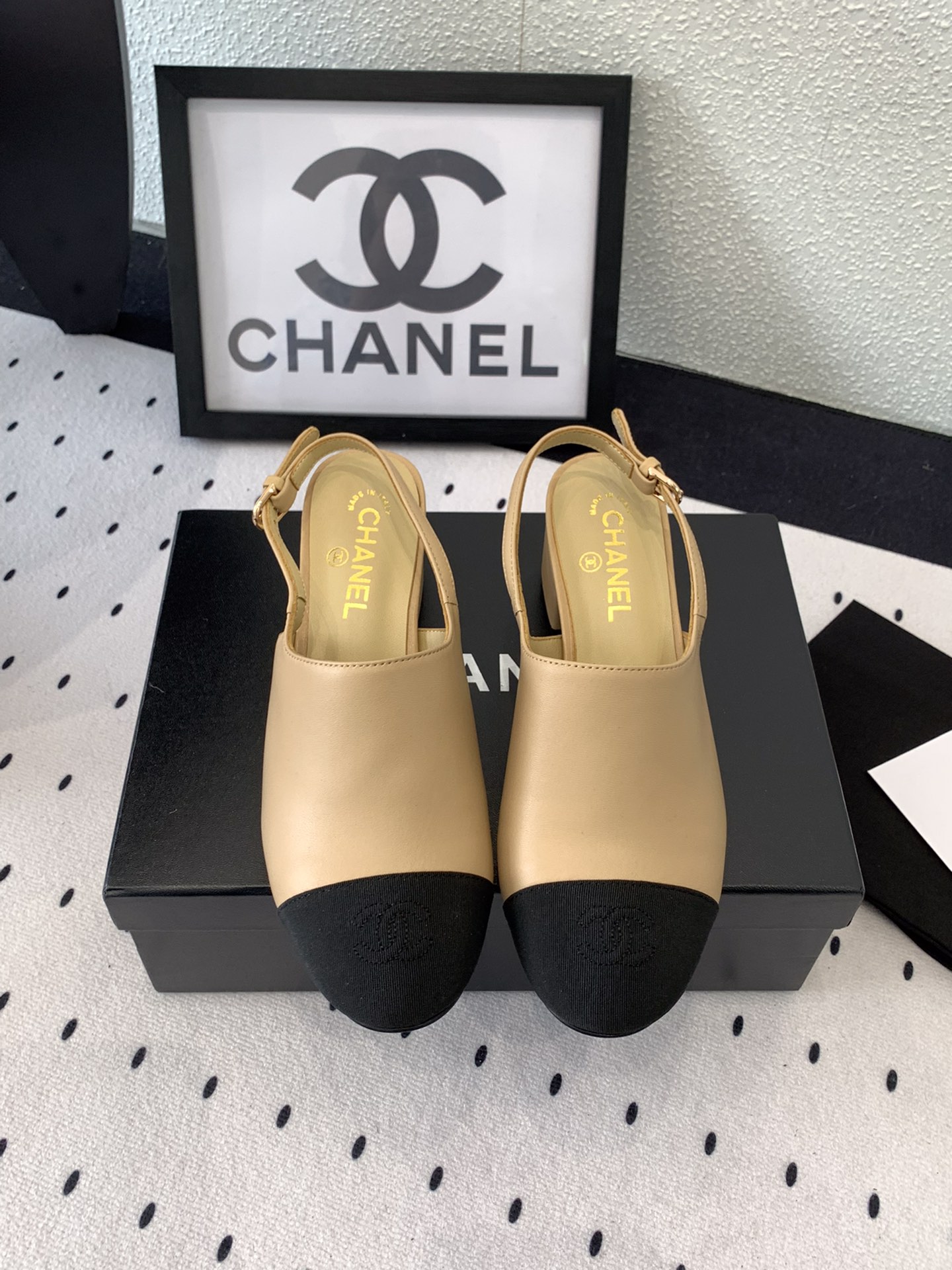 NO:247664,Chanel new early spring sandals are shipped with high-end classic elements that never fade. Different styles of dressing. Must-in-class in summer. Imported sheepskin uppers. Sheepskin inner footbed. Italian leather outsole. Size: 35-39 (40 41 customized), sandals, chanel, sandals, sheepskin, Leather soles19860909Chanel新款早春凉鞋高版本出货 永不褪去的经典元素 与众不同穿搭风格 夏季必入款 进口羊皮鞋面 羊皮内里垫脚 意大利真皮大底 Size: 35-39 (40 41订做),凉鞋,chanel,sandals,sheepskin,Leather soles,Women's Shoes