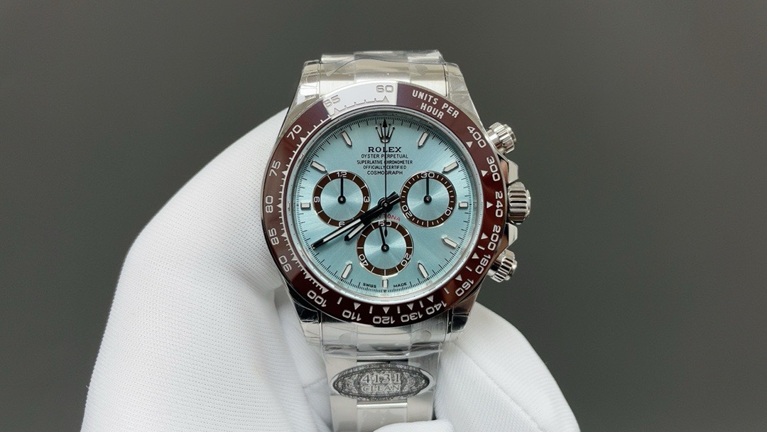 NO:392825,The new product, Ditona Dandong 4131 machine C version, the king of cost performance, is launched this time, the most stable version in the market. Accurate code: OXJ29092 (thickness 11.9) New product Ditona series!  The entire series has ushered in a brand new change, with the following changes: 1 The scale time mark has become thinner 2 The chronograph is more elegant and slender 3 The crown logo is added at six o'clock 4 The ceramic ring has a new metal outer ring 5 The new case represents the ears with stronger curve effect 6 The movement has been upgraded from upgrade to 4131 In this new product research and development, it has finally been perfectly released!  Full of details. This time, every spare parts are carefully reproduced and rewarded with the most perfect quality possible. 1. All colors of the dial are consistent with the original version, and there is no color difference!  Each time scale is finely cast and chamfered and polished, and platinum electroplating is used to ensure that it will not fade forever!  The font on the disk is clear and three-dimensional!  2. Customized stainless steel belts, top-quality wire drawing skills!  The tape is made of natural fluoroelastic tape, the tape is built-in memory steel sheet, and the raw ear holes are also equipped with anti-broken steel passes. 3. The needle is made of BUff factory high-end watch needle, plus platinum fine plating, no burrs. The three small second hand and large second hand are all solid needle shafts, and the needle cap is in the shape of a mushroom head. 4 The authentic ceramic ring mouth is filled with platinum electroplating through PVD technology. The font is the same as the original, and the overall quality of the original is restored!  5. The metal seal logo of the AU. dog head mark on the back of the lug is clearly visible. 6. This time, Dandong 4131 movement is precisely because of its extremely stable performance, and its power reserve can reach a real 72 hours. It is full of sincerity and details, just to eliminate the falsehood!  Welcome watch friends to choose and taste, hats19860909新品迪通拿丹东4131机C版 性价比之王,本次推出目前市场最稳定版本. 认准编码:OXJ29092（厚度11.9） 新品迪通拿系列！整个系列迎来了全新的改变,具体有以下几点改变 1刻度时标变得更加纤细 2计时表盘更加优雅纤细 3 六点位增加皇冠标志 4陶瓷圈新增金属外圈 5表壳新一代表耳有更强的曲线效果 6机芯升级从升级为4131 在本次新品研发也有了新突破,终于完美出炉！细节满满,这次岀品精心复刻每一个零配件,尽可能以最完美的品质回馈表友们. 1.表盘所有颜色均与原版一致,无色差！每个时标刻度都精抛倒角打磨的基础上采用铂金电镀做到永久不退色！ 盘面字体清晰分明立体感十足！ 2. 订制精钢钢带,顶级拉丝艺！胶带采用天然氟橡胶胶带,胶带内置记忆钢片,生耳孔也加装防断钢通. 3.表针采用BUff工厂高端表针,再加上铂金精镀,无毛刺,三枚小秒针和大秒针均按用实心针轴,针帽呈蘑菇头状. 4正品同款陶瓷圈圈口,通过PVD技术铂金电镀填充,字体与原版一致,整体还原了原版品质！ 5表耳背部AU.狗头标金属钢印标识清晰可见. 6本次选择,丹东4131机芯正因为它的极其稳定性能,动力储能更能达到真正的72小时之久. 诚意满满,细节满满,只为杜绝一眼假！欢迎表友选购品鉴,,hats,Watch