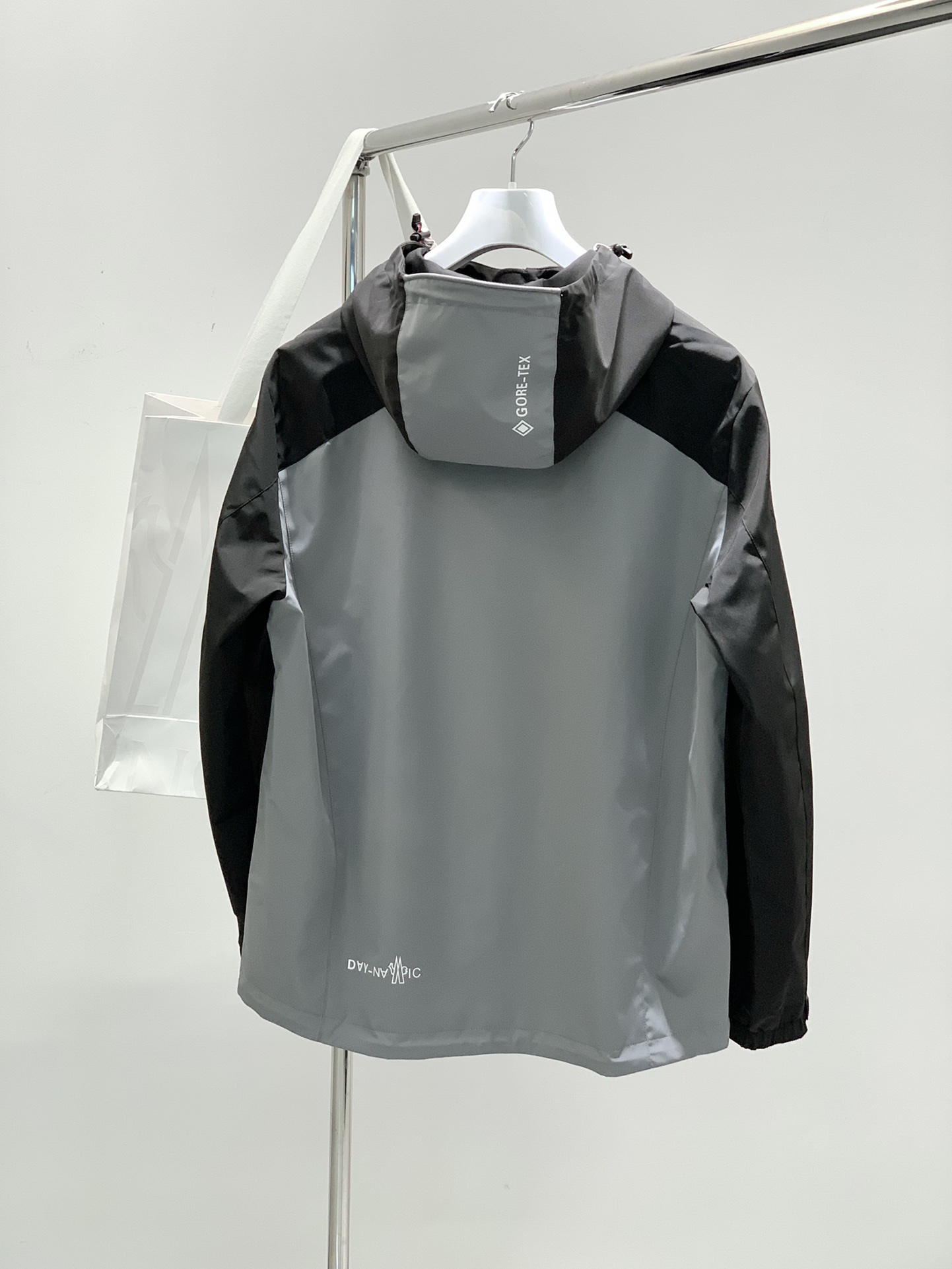，Moncler 蒙口，2025春季最新品，专柜同步有售，原单狠货，时尚休闲连帽外套，上身舒适！吸睛而有