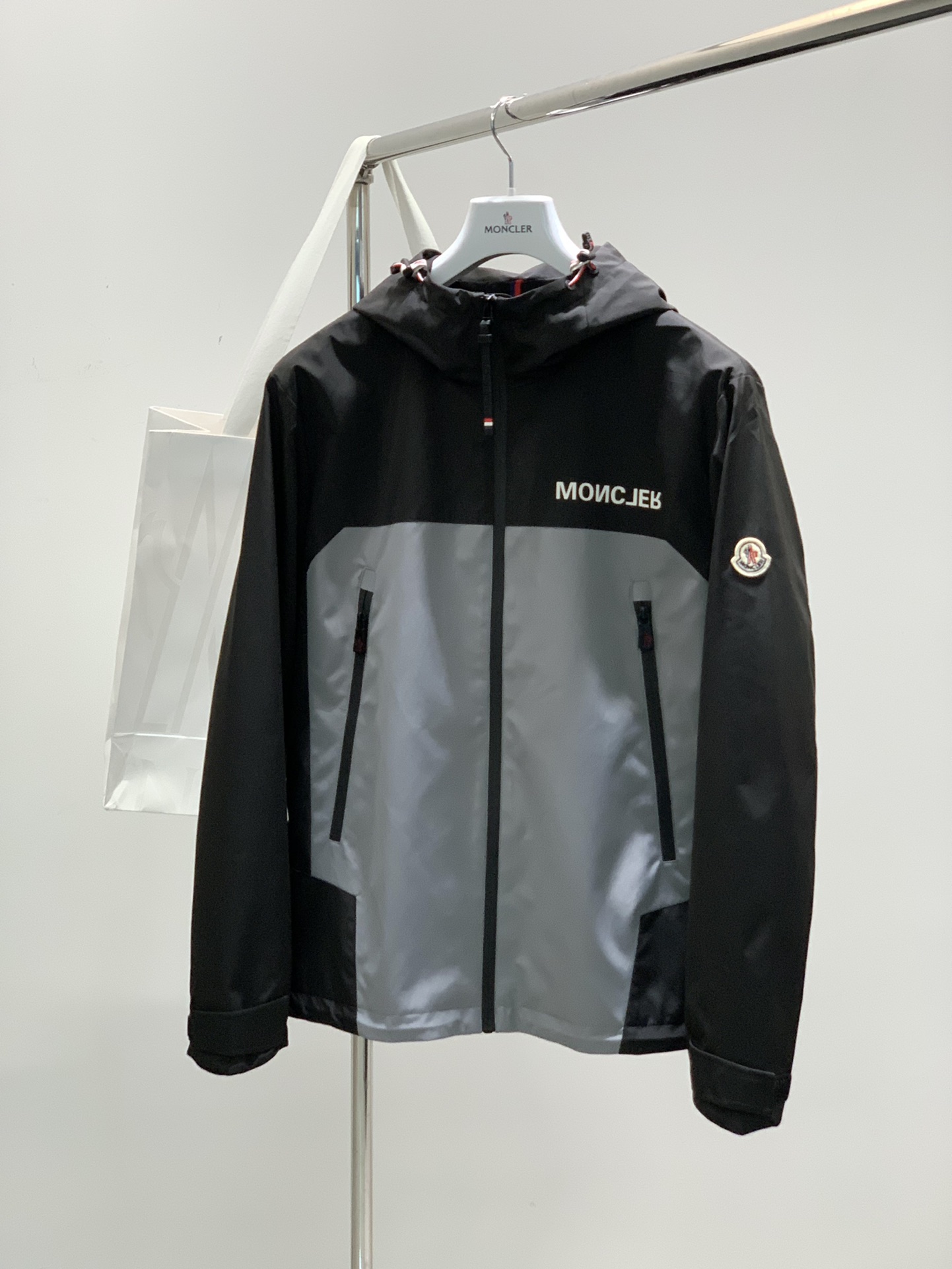 ，Moncler 蒙口，2025春季最新品，专柜同步有售，原单狠货，时尚休闲连帽外套，上身舒适！吸睛而有