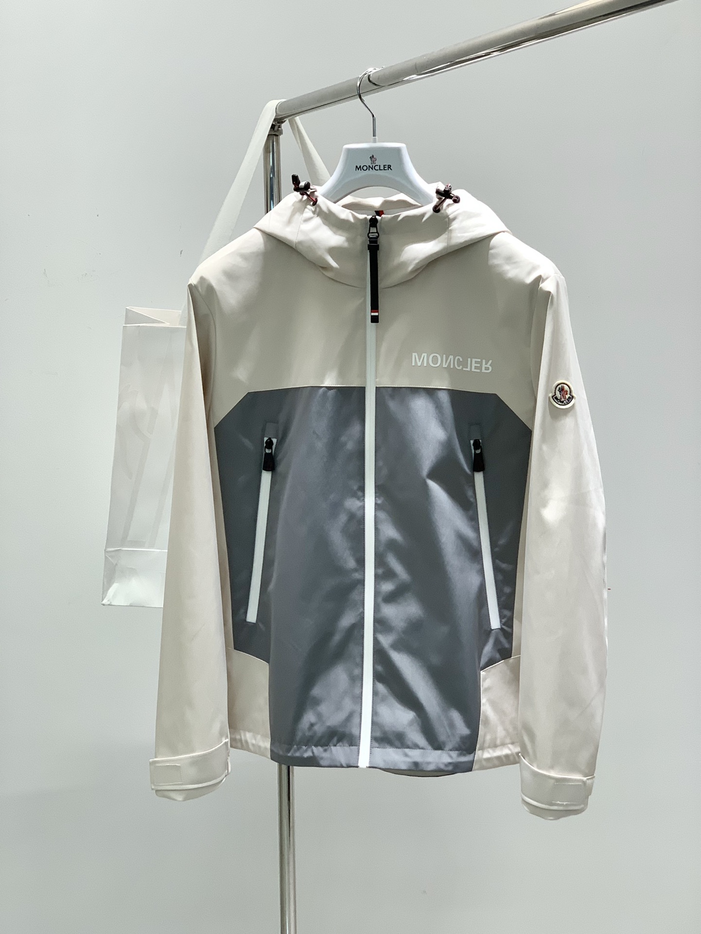 PSE，Moncler 蒙口，春季最新品，专柜同步有售，原单狠货，时尚休闲连帽外套，上身舒适！吸睛而有亮点，采用进口原版面料，顶级印花刺绣工艺字母图案logo，原版五金辅料装饰，简单而不失时尚，上身时尚帅气，⃣色推荐，码数：M-XL