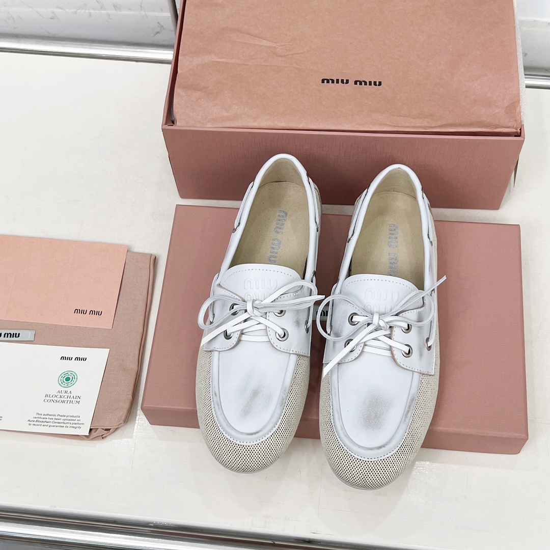 NO:227420,Miu mi 25-year early spring show new style ♀ color-grained retro loafers are coming, a must-have item for all year round. The upper adopts a custom retro color-grained top layer cowhide, making the whole pair of shoes reveal casualness and freedom. The upper adopts a simple lace-up bow design. In an instant, the whole pair of shoes became agile and lazy, which makes it easy to go out and quickly and casually. Exclusive molded rubber sole, soft, light, non-slip and wear-resistant. Size 35-40 (41 custom-made, no return or exchange), loafers, miumiu, loafers, cowhide19860909miu mi 25年早春走秀新款♀擦色复古乐福鞋火爆来袭,常年穿搭必备单品 鞋面采用定制复古擦色头层牛皮上复古的做旧擦色工艺,使整双鞋都透露着随性和洒脱,鞋面采用简约系带蝴蝶结设计,一瞬间整双鞋灵动了起来懒人一脚蹬设计,出门方便快捷随意凹造型 独家开模橡胶大底,柔软轻便还防滑耐磨 码数35一40（41定做不退换）,乐福鞋,miumiu,loafers,cowhide,Women's Shoes