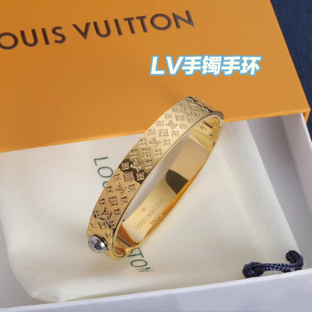 NO:108750,New product, original single product, LV neutral carved letter bracelet Louis Vuitton, Louis Vuitton, counter consistent material, hot products shipped, unique design, retro avant-garde. The bracelet 14K seiko color protection version has been loved by MM since its launch. Every color has its unique brilliance!  The effect is very good!  The smallest one!  More durable than ordinary models, beautiful skin tone, fine jewelry, louis vuitton, louis vuitton, louis vuitton, bracelet19860909新品 原单货 LV中性款雕刻字母手镯Louis Vuitton 路易威登 专柜一致材质 火爆款出货 设计独特 复古前卫.手镯14K精工保色版 从上市以来一直深受MM喜爱每一种颜色都有它独一无二的光彩！上手效果非常好看！最细小的一款！比普通款更耐看显肤色白皙,饰品精品,louis vuitton,louis vuitton,louis vuitton,bracelet,Jewelry