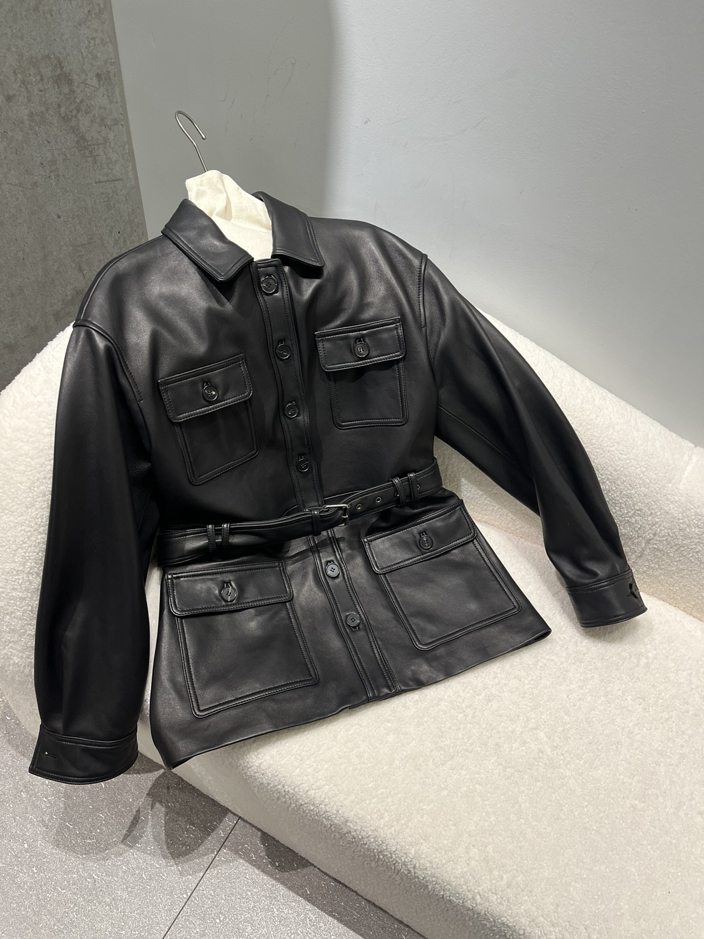 NO:869433,Imported leather size S-XL, loose fit, buttons with saint laurent logo, saint laurent-clothing, saint laurent,19860909进口皮料S- Xl码,宽松版型,纽扣带圣罗兰logo,圣罗兰-服装,saint laurent,,Women's clothing