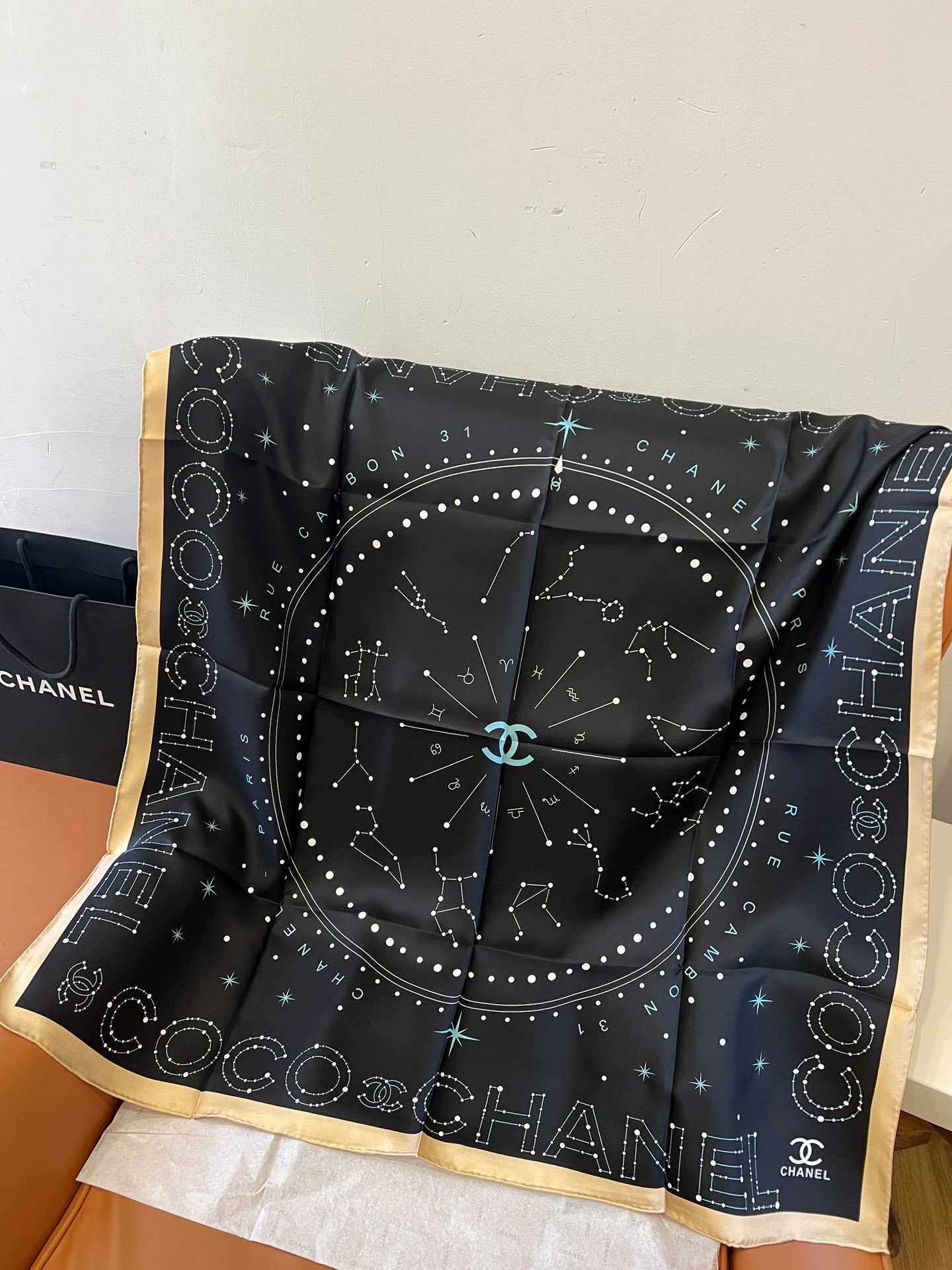 价格：（不含包装）
𝑪𝒉𝒂𝒏𝒆𝒍 • 𝟐𝟓𝐂《星座方巾》黑色
Size：90x90cm 100%真丝斜纹
