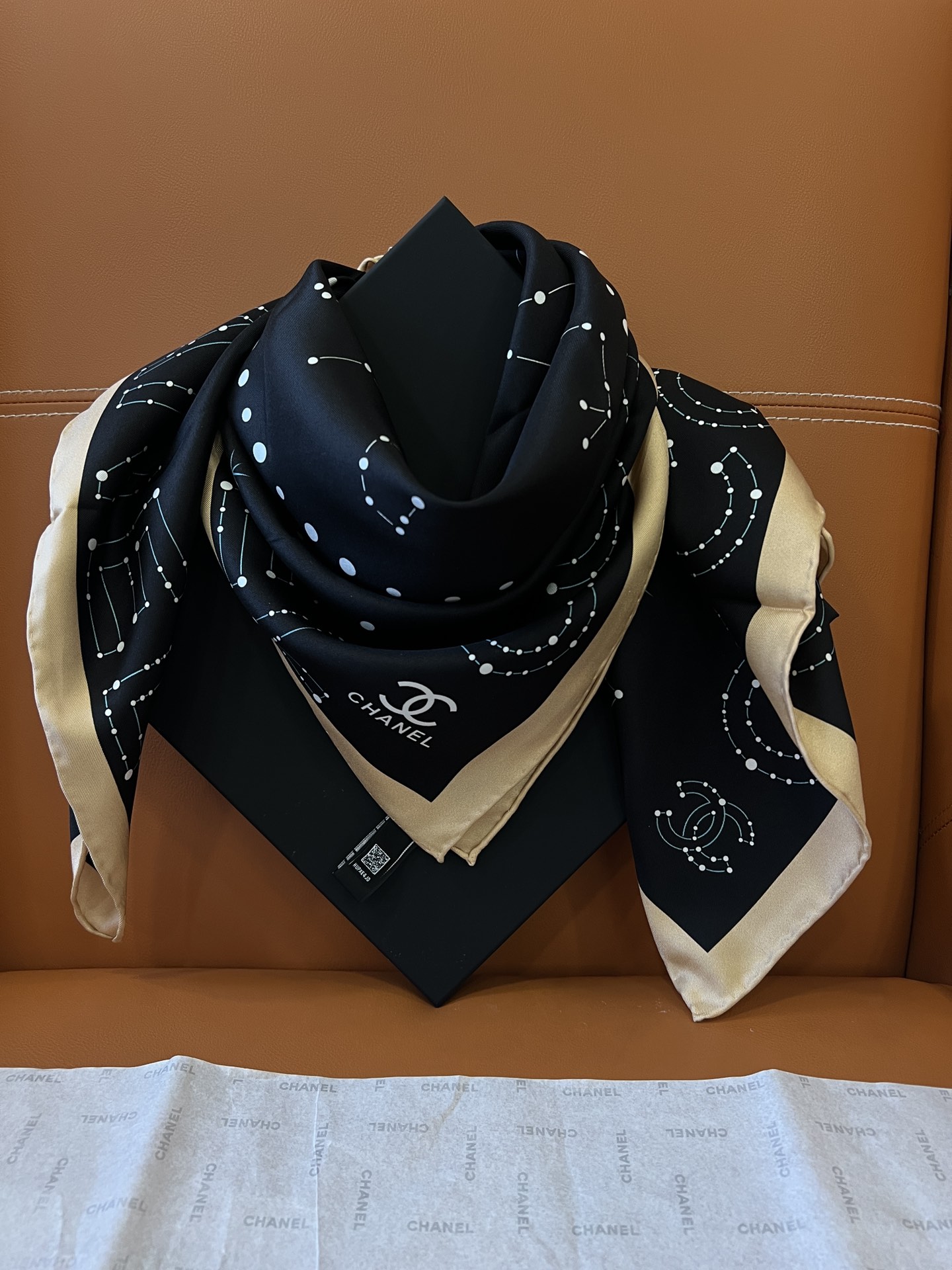 价格：（不含包装）
𝑪𝒉𝒂𝒏𝒆𝒍 • 𝟐𝟓𝐂《星座方巾》黑色
Size：90x90cm 100%真丝斜纹