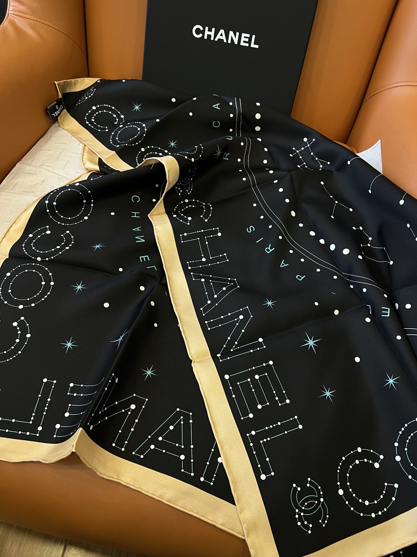 价格：（不含包装）
𝑪𝒉𝒂𝒏𝒆𝒍 • 𝟐𝟓𝐂《星座方巾》黑色
Size：90x90cm 100%真丝斜纹