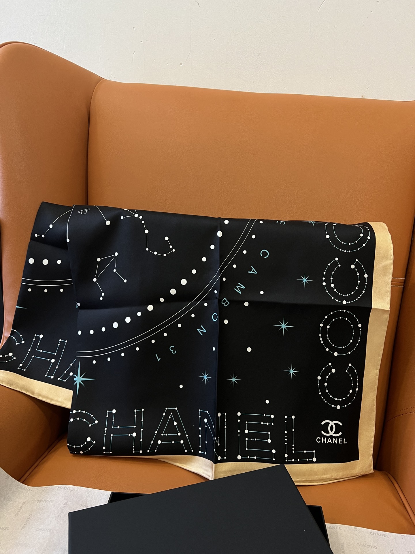 价格：（不含包装）
𝑪𝒉𝒂𝒏𝒆𝒍 • 𝟐𝟓𝐂《星座方巾》黑色
Size：90x90cm 100%真丝斜纹