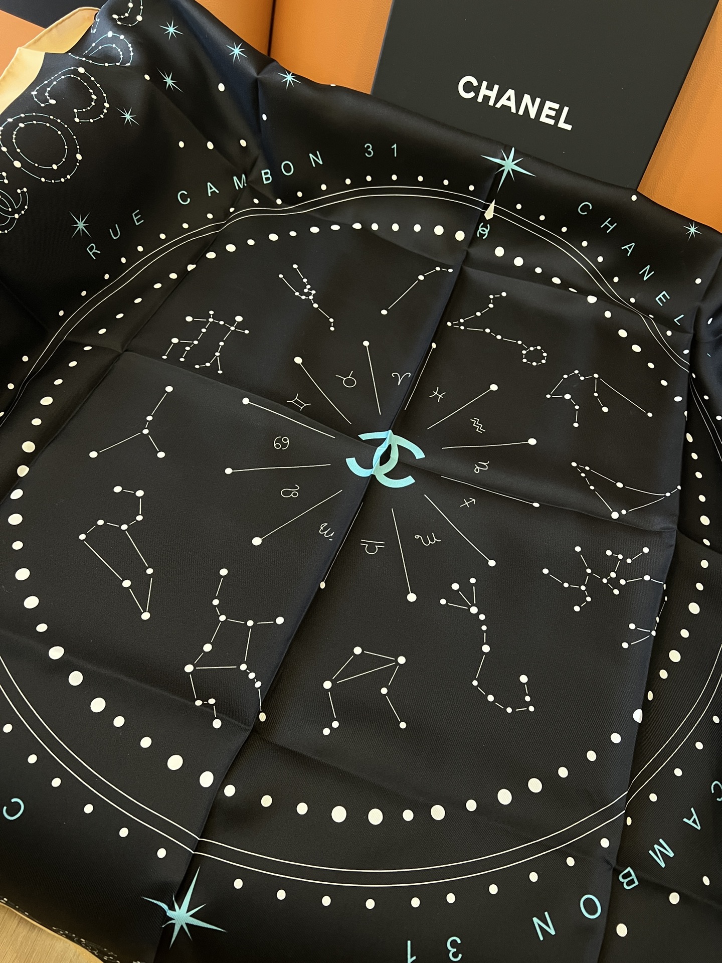 价格：（不含包装）
𝑪𝒉𝒂𝒏𝒆𝒍 • 𝟐𝟓𝐂《星座方巾》黑色
Size：90x90cm 100%真丝斜纹