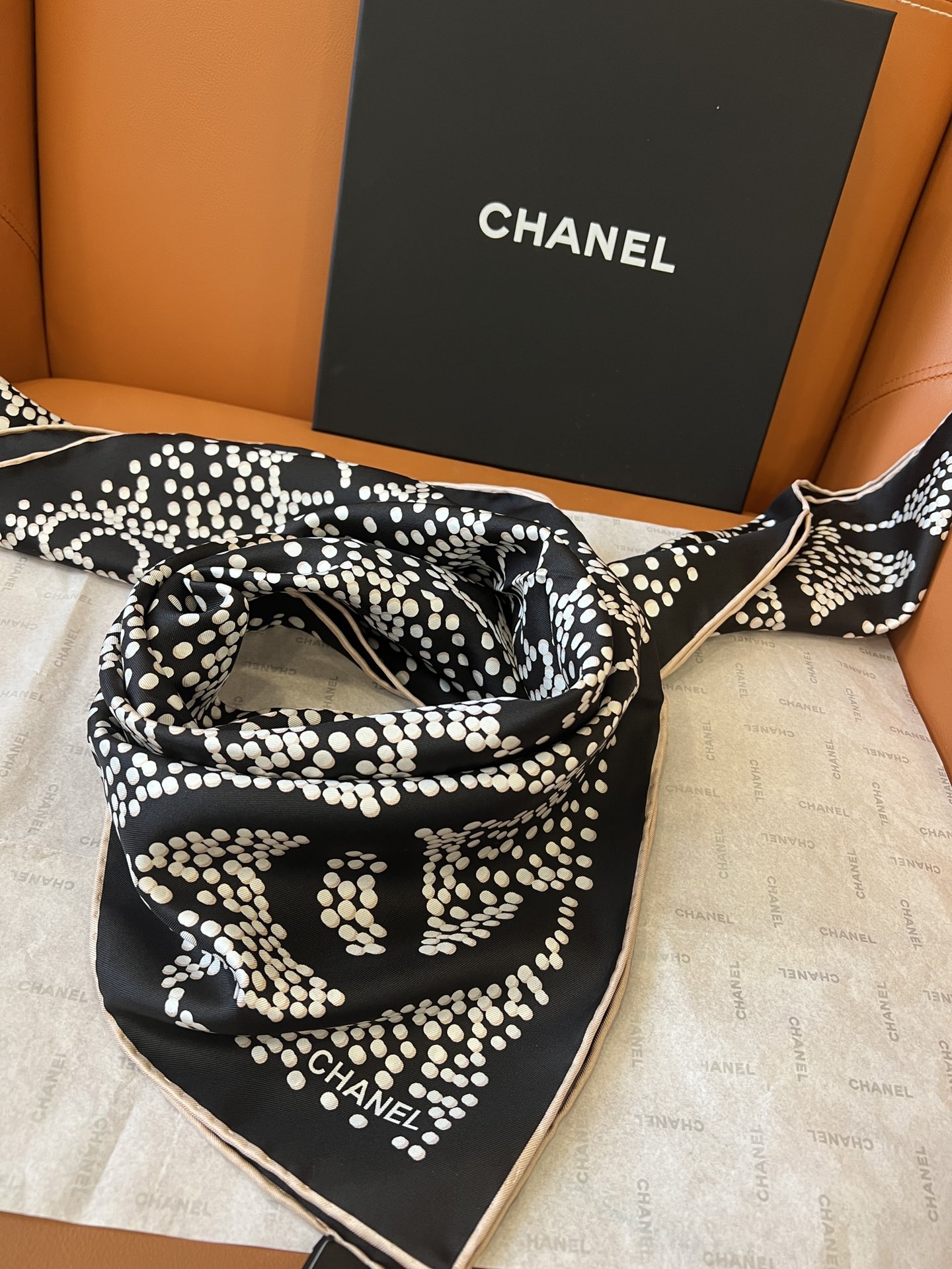 价格：（不含包装
‼️实属罕见的chanel中古丝巾，由白色圆点巧妙构成的图案。图案元素丰富多样，包含经