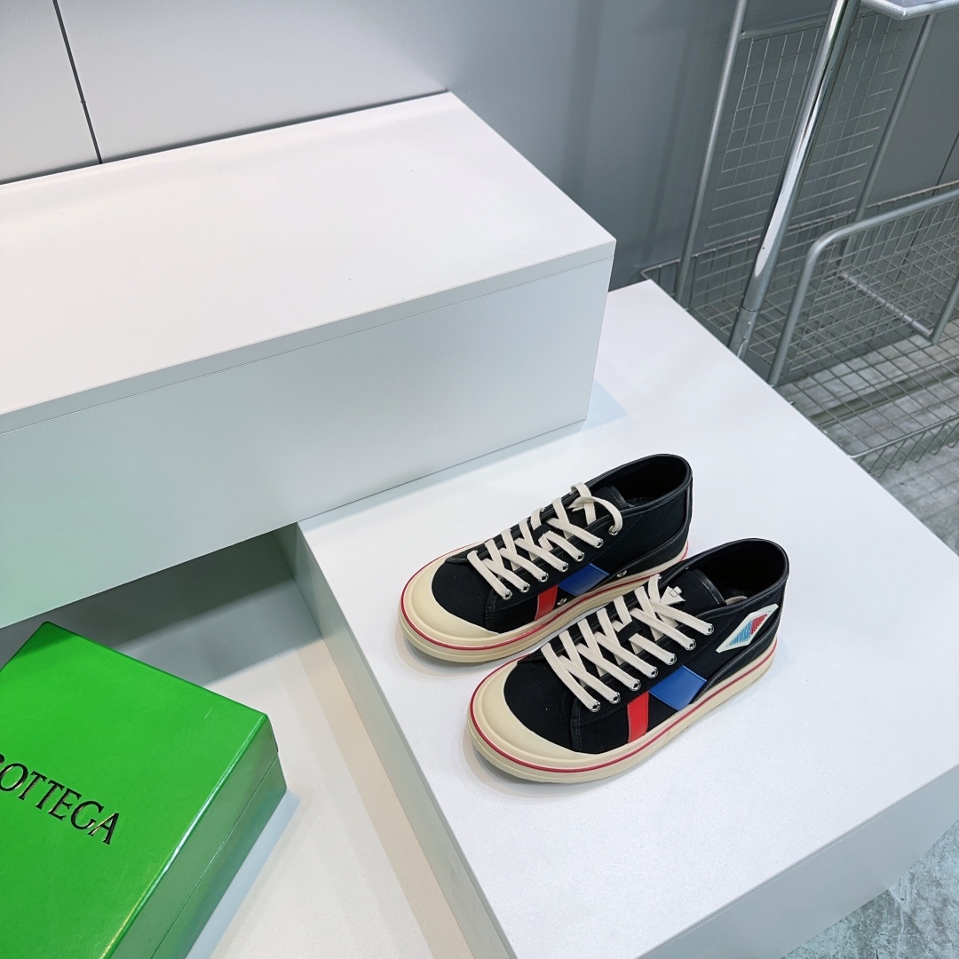 NO:231935,High quality high-end!  Top quality couples!  Bottega Veneta Baodiejia 2025 spring and summer bv new first Eliot couple fashion sneakers retro canvas shoes sneakers!  BV's new Eli is inspired by retro basketball shoes, and the childlike colors are youthful and energetic! The same style for men and women, you can wear couple shoes. The whole shoe is breathable and comfortable, the canvas upper is lightweight, and the upper and splicing are wrapped in soft and luxurious sheepskin inlay. The red line on each shoe is hand-painted, which is more tasteful and attitude! The upper uses original imported high-density canvas, footbing breathable canvas, footbing sheepskin, original open mold two-color rubber outsole. Size: women 35-40 (40 custom made no return or exchange) : men 39-45 (45 custom made no return or exchange) with original packaging, casual shoes/sports shoes, bottega veneta, bottega veneta, bottega veneta, bottega veneta, bottega veneta, bottega veneta, bottega veneta, bottega veneta, bottega veneta, bottega veneta, bottega veneta, bottega veneta, bottega veneta, bottega veneta, bottega veneta, bottega veneta, bottega veneta, bottega veneta, bottega veneta, bottega veneta, bottega veneta, sneakers, sheepskin19860909高品质高邦！顶级品质情侣款！Bottega Veneta 葆蝶家2025春夏bv新款首发Eliot情侣款时尚运动鞋复古帆布鞋球鞋！ BV全新的 Eli以复古篮球鞋为设计灵感,童趣 的色彩焕发青春活力!男女同款,可以做情侣鞋穿着哦 整个鞋子透气舒适,帆布鞋面自重轻盈,鞋帮和拼接处以柔软奢华的羊皮镶嵌包裹 每只鞋边的红线均为手工绘画,更具品味与态度喔! 鞋面采用原版进口高密度帆布 垫脚透气帆布 垫脚羊皮 原版开模双色橡胶大底 码数:女35-40（40订做不退换）  :男39-45（45订做不退换） 配原版包装,休闲鞋/运动鞋,bottega veneta,bottega veneta,bottega veneta,sneakers,sheepskin,Women's Shoes