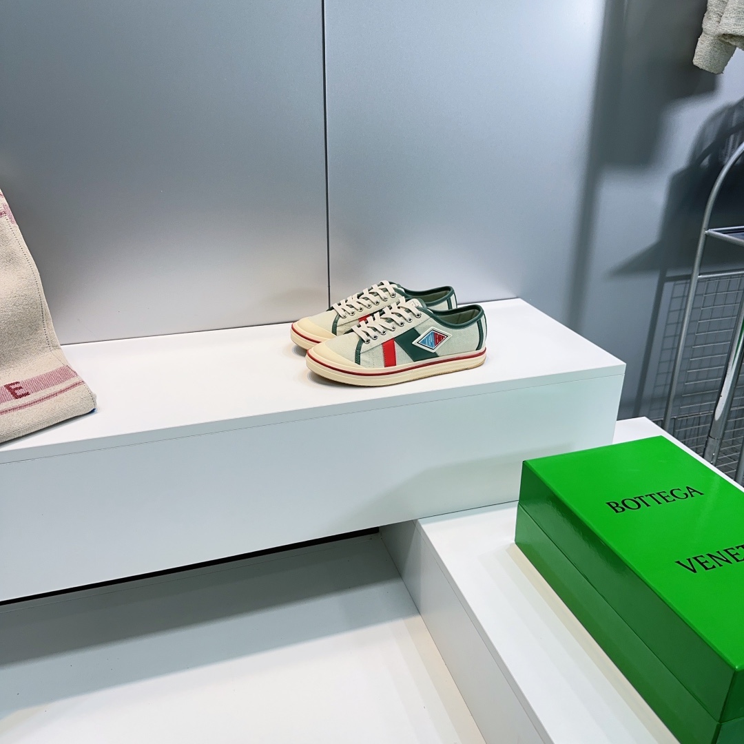 NO:231938,High quality and low support!  Top quality couples!  Bottega Veneta Baodiejia 2025 spring and summer bv new first Eliot couple fashion sneakers retro canvas shoes sneakers!  BV's new Eli is inspired by retro basketball shoes, and the childlike colors are youthful and energetic! The same style for men and women, you can wear couple shoes. The whole shoe is breathable and comfortable, the canvas upper is lightweight, and the upper and splicing are wrapped in soft and luxurious sheepskin inlay. The red line on each shoe is hand-painted, which is more tasteful and attitude! The upper uses original imported high-density canvas, footbing breathable canvas, footbing sheepskin, original open mold two-color rubber outsole. Size: women 35-40 (40 custom made no return or exchange) : men 39-45 (45 custom made no return or exchange) with original packaging, casual shoes/sports shoes, bottega veneta, bottega veneta, bottega veneta, bottega veneta, bottega veneta, bottega veneta, bottega veneta, bottega veneta, bottega veneta, bottega veneta, bottega veneta, bottega veneta, bottega veneta, bottega veneta, bottega veneta, bottega veneta, bottega veneta, bottega veneta, bottega veneta, bottega veneta, bottega veneta, sneakers, sheepskin19860909高品质低帮！顶级品质情侣款！Bottega Veneta 葆蝶家2025春夏bv新款首发Eliot情侣款时尚运动鞋复古帆布鞋球鞋！ BV全新的 Eli以复古篮球鞋为设计灵感,童趣 的色彩焕发青春活力!男女同款,可以做情侣鞋穿着哦 整个鞋子透气舒适,帆布鞋面自重轻盈,鞋帮和拼接处以柔软奢华的羊皮镶嵌包裹 每只鞋边的红线均为手工绘画,更具品味与态度喔! 鞋面采用原版进口高密度帆布 垫脚透气帆布 垫脚羊皮 原版开模双色橡胶大底 码数:女35-40（40订做不退换）  :男39-45（45订做不退换） 配原版包装,休闲鞋/运动鞋,bottega veneta,bottega veneta,bottega veneta,sneakers,sheepskin,Women's Shoes