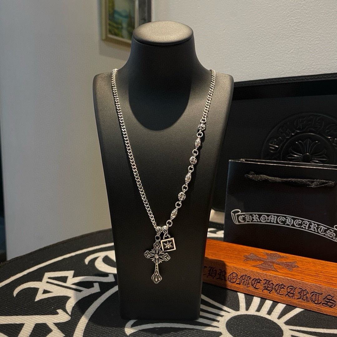 NO:107658,TikTok/Kuaishou/ins/Xiaohongshu/Live Hot, New [Counter Quality] Chrome Hearts Croxin Cross Flower Necklace, Cross Double Pendant, Concave and Convex and Convex Scout Flowers present unique to others Cross Scout Flowers is Croxin's ambition, so it lasts for a long time Genuine version Chrome Hearts Croxin Difference to the market ordinary light version, match the quality of the version, look at the details of the letter printing, retro old gray oxygen level. Seiko version!  !  !  Pure handmade ~ Authentic model opening must-have fashion and fashion, both men and women can wear it, same style for couples, original official website, rock punk style silver style, retro elements, trendy and versatile!  , jewelry boutique, chrome hearts, chrome hearts, necklace19860909批 抖音/快手/ins/小红书/直播热门 ,新款【专柜品质】Chrome Hearts克罗心十字花项链 ,十字架双吊坠,凹凸造型不同的花纹设计风格 呈现出与众不同 十字架 童军花是克罗心的志 所以更经久不衰 正品打版Chrome Hearts克罗心 区别市场普通轻版 对版对标品质 看字印细节 复古做旧灰氧程度.精工版本！！！ 纯手工打造 ～正品开模潮流时尚必备 男女均可佩戴 情侣同款 官网原版 摇滚朋克泰银风格 复古元素 潮流百搭！,饰品精品,chrome hearts,chrome hearts,necklace,Jewelry