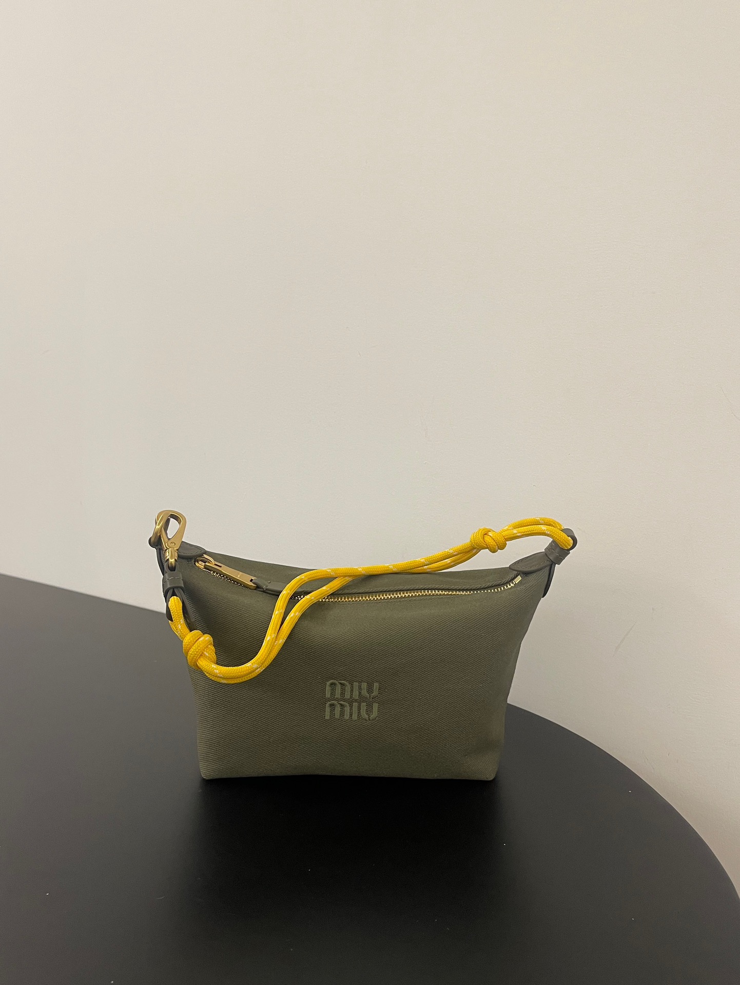 P370 verde, la lonchera de la serie de lona de Miu Miu está aquí, tela gabardina y bordado del mismo tono, elegante y m…