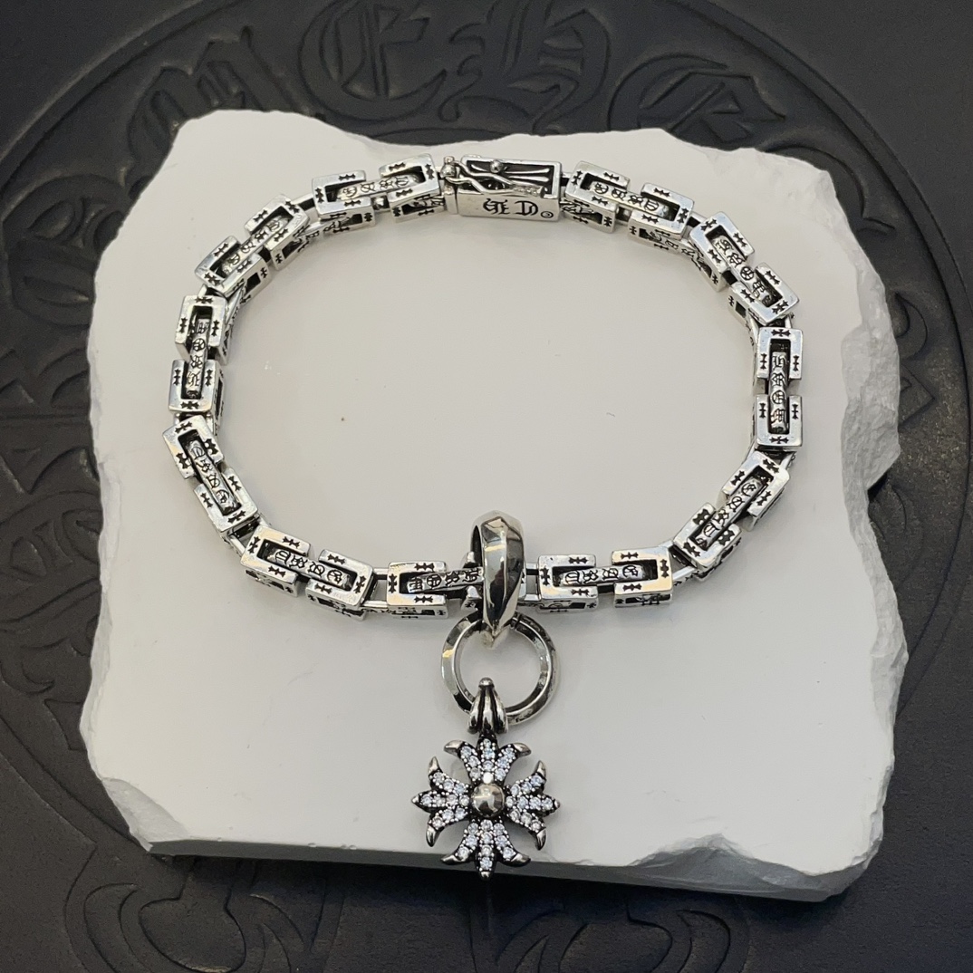 NO:107657,New [Counter Quality] Chrome Hearts retro cross flower bracelet, original image with different concave and convex shapes, presenting unique styles. Cross Scout flowers are Croxin's ambitions, so they last longer. Genuine version of Chrome Hearts Croxin, different from the market, benchmarking the quality of the version, looking at the details of the letter printing, retro old gray oxygen level. Seiko version!  !  !  Pure handmade ~ Authentic model opening must-have fashion and fashion, both men and women can wear it, same style for couples, original official website, rock punk style silver style, retro elements, trendy and versatile!  , jewelry boutique, chrome hearts, chrome hearts, bracelet19860909新款【专柜品质】Chrome Hearts克罗心复古十字花手链,原图凹凸造型不同的花纹设计风格 呈现出与众不同 十字架 童军花是克罗心的志 所以更经久不衰 正品打版Chrome Hearts克罗心 区别市场普通轻版 对版对标品质 看字印细节 复古做旧灰氧程度.精工版本！！！ 纯手工打造 ～正品开模潮流时尚必备 男女均可佩戴 情侣同款 官网原版 摇滚朋克泰银风格 复古元素 潮流百搭！,饰品精品,chrome hearts,chrome hearts,bracelet,Jewelry