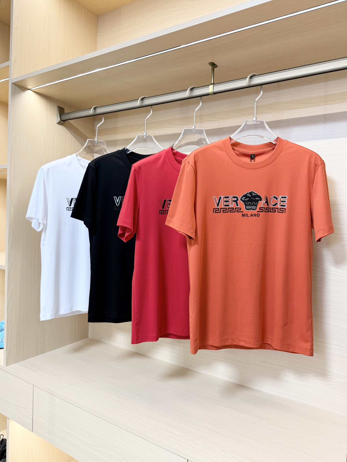 NO:130806,Versace-2025 counter latest hot T-shirt shipment, hot-selling items in European and American counters!  Selected Italian imported mercerized cotton fabrics with the latest designs, the unique brand logo on the chest highlights the fashion, and the upper body effect can be seen. Number 48-58 (with Hong Kong Lane Crawford gift box packaging), versace,tees, t-shirt,alexander wang19860909范思哲-2025专柜最新爆款t恤出货 欧美专柜热销单品！精选意大利进口丝光棉面料搭配最新的设计,胸前的独特品牌logo彰显时尚 上身效果看得见.码数48-58（配香港连卡佛礼盒包装）,,versace,tees，t-shirt,alexander wang,Men's clothing